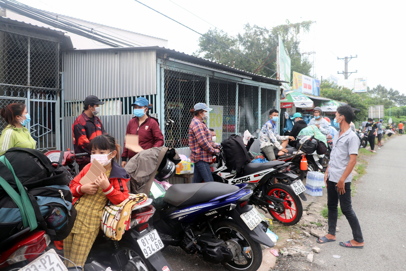 Ngày 23/9, tại khu vực chốt kiểm soát trên tuyến QL1A (thuộc địa bàn huyện Châu Thành A, tỉnh Hậu Giang), nhiều người dân đi xe máy về quê phải dừng lại không được qua chốt. Những người này là công dân các tỉnh Sóc Trăng, Bạc Liêu, Cà Mau; đang sinh sống, học tập ở các tỉnh (đa phần là Long An). Theo quy định của Hậu Giang, đối với các phương tiện xe máy ngoài địa phận tỉnh nếu muốn qua địa bàn Hậu Giang để đến tỉnh/thành khác thì địa phương nơi người đó muốn đến phải đồng ý tiếp nhận, phối hợp để đón những công dân này.