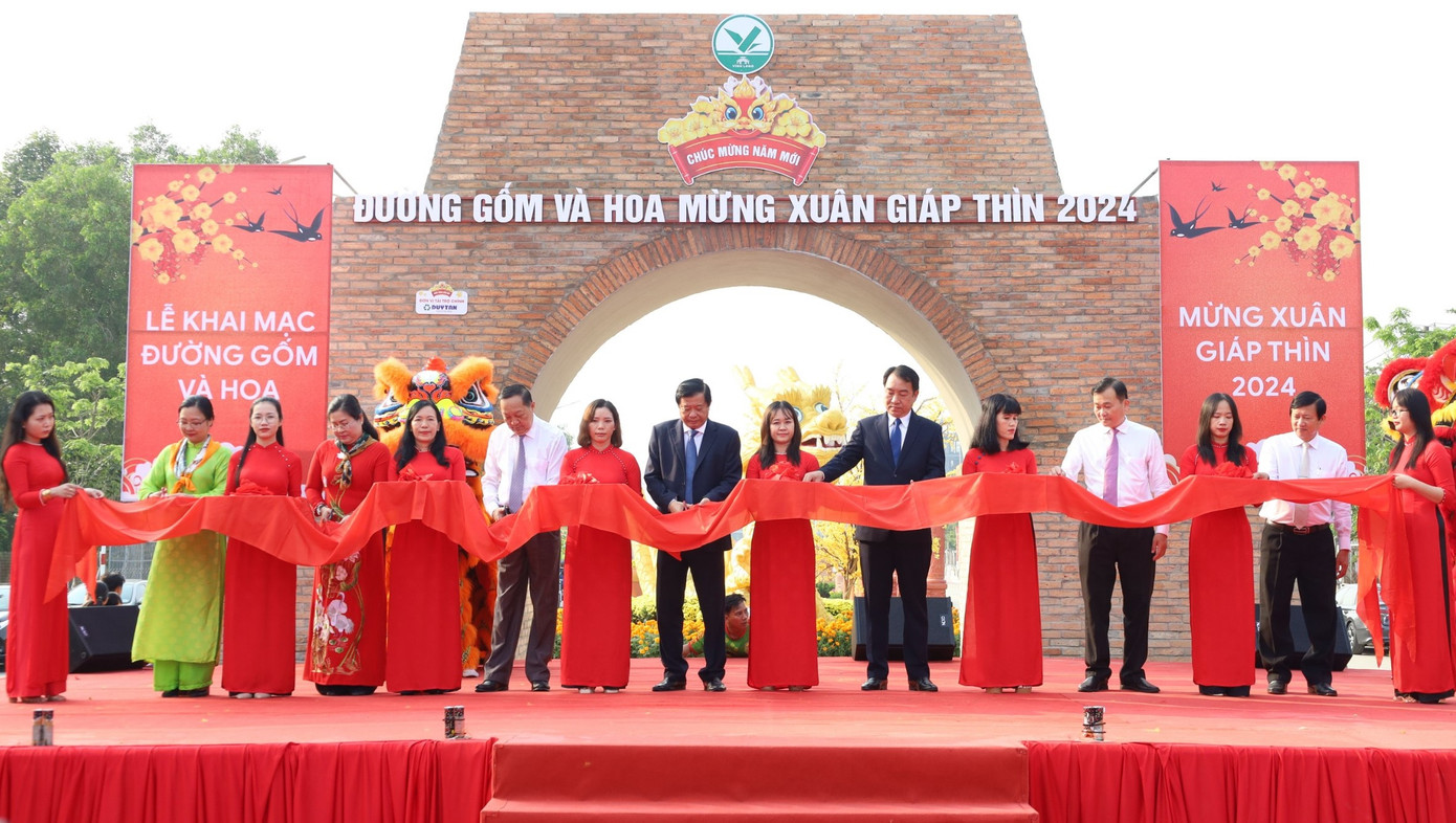 Cắt băng khai mạc đường gốm và hoa mừng Xuân Giáp Thìn năm 2024. Cắt băng khai mạc đường gốm và hoa mừng Xuân Giáp Thìn năm 2024.