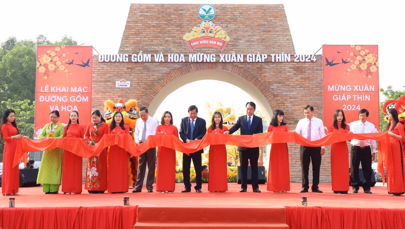 Cắt băng khai mạc đường gốm và hoa mừng Xuân Giáp Thìn năm 2024.