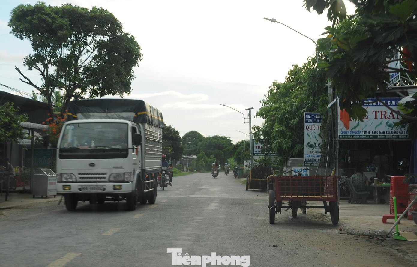 Quốc lộ 53 đoạn qua huyện Duyên Hải, tỉnh Trà Vinh nhỏ hẹp. Ảnh: Cảnh Kỳ. Quốc lộ 53 đoạn qua huyện Duyên Hải, tỉnh Trà Vinh nhỏ hẹp. Ảnh: Cảnh Kỳ.