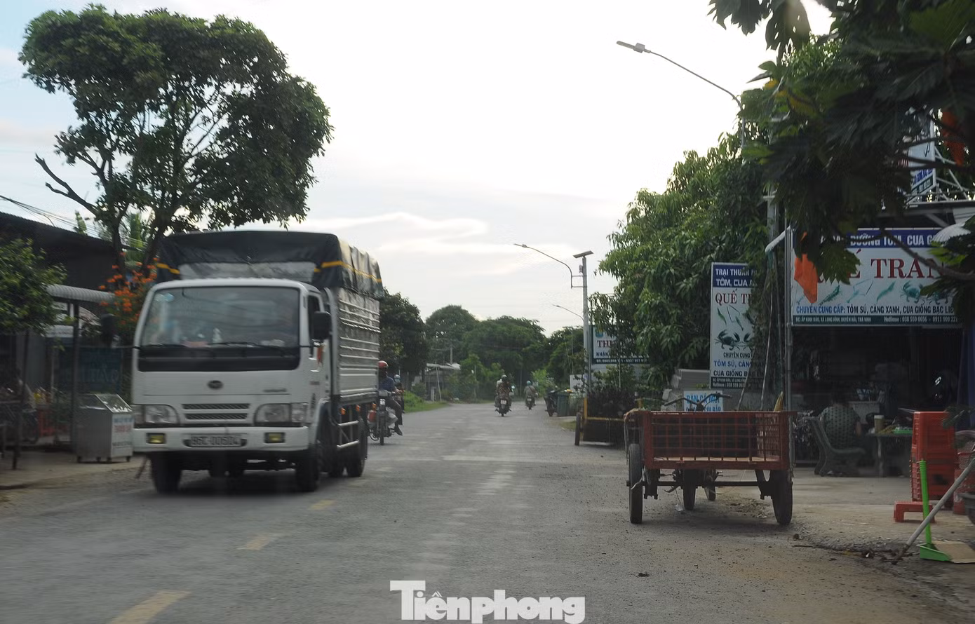 Quốc lộ 53 đoạn qua huyện Duyên Hải, tỉnh Trà Vinh nhỏ hẹp. Ảnh: Cảnh Kỳ. Quốc lộ 53 đoạn qua huyện Duyên Hải, tỉnh Trà Vinh nhỏ hẹp. Ảnh: Cảnh Kỳ.