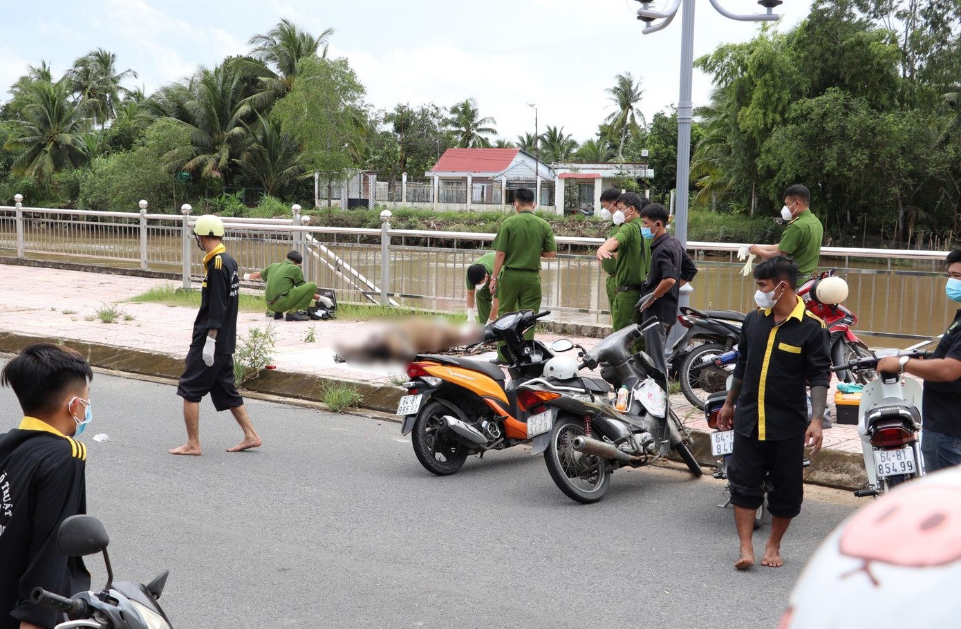 Lực lượng chức năng khám nghiệm hiện trường. Lực lượng chức năng khám nghiệm hiện trường.