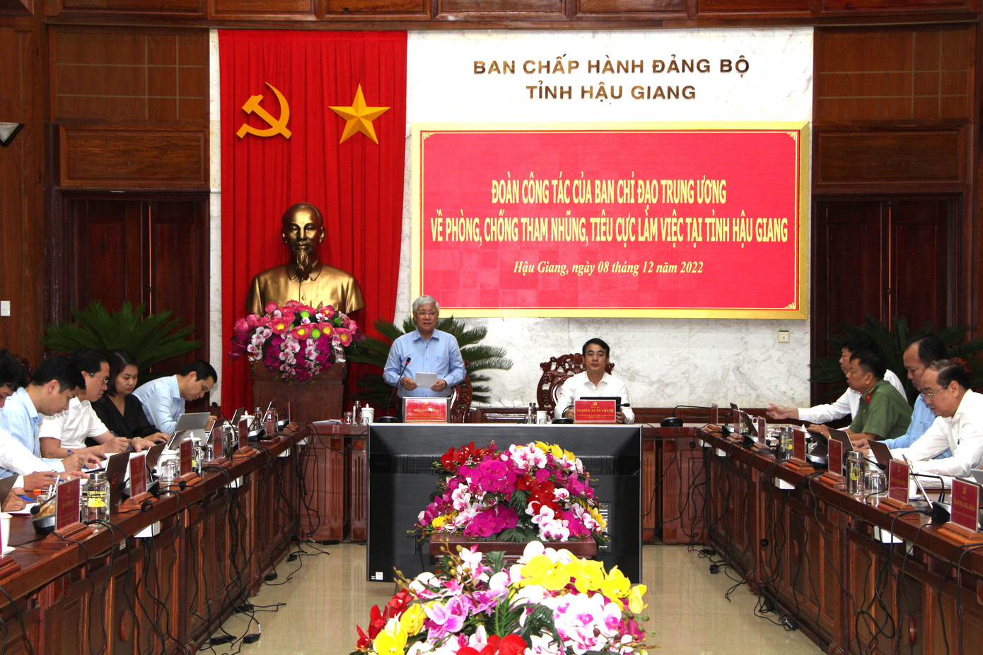 Quang cảnh buổi làm việc. Quang cảnh buổi làm việc.