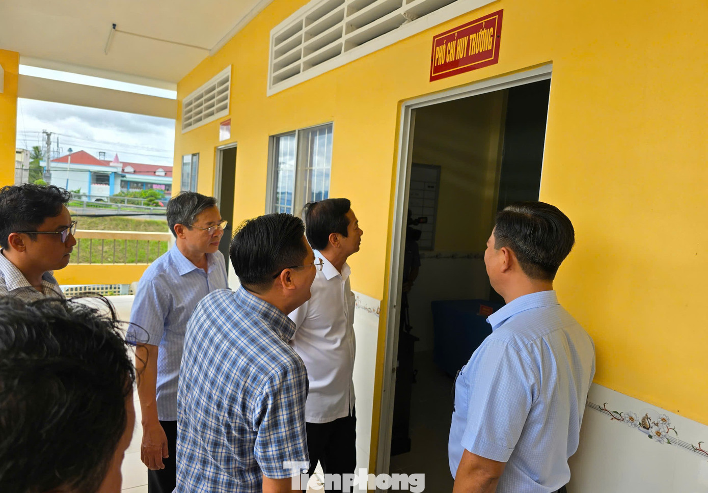 Lãnh đạo thành phố kiểm tra các phòng tại Ban Chỉ huy Quân sự phường Phước Thới, nơi dự kiến sẽ bố trí khối Đảng của phường Phước Thới sau sáp nhập.