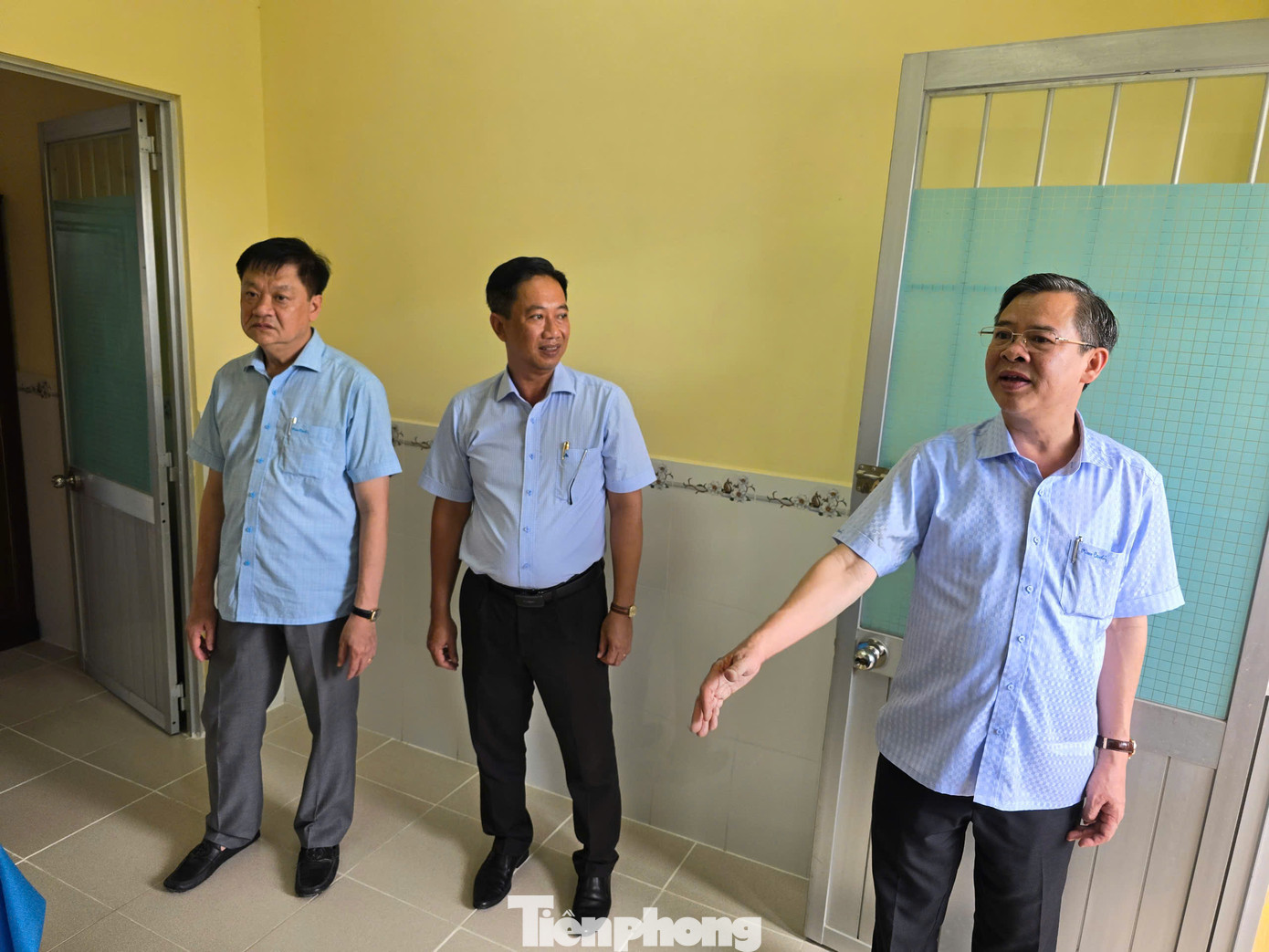 Lãnh đạo thành phố kiểm tra các phòng tại Ban Chỉ huy Quân sự phường Phước Thới, nơi dự kiến sẽ bố trí khối Đảng của phường Phước Thới sau sáp nhập.