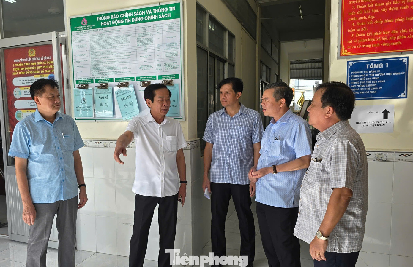 Bí thư Thành ủy Cần Thơ - ông Đỗ Thanh Bình (thứ 2 từ trái sang) lưu ý một số nội dung khi kiểm tra trụ sở phường An Khánh.