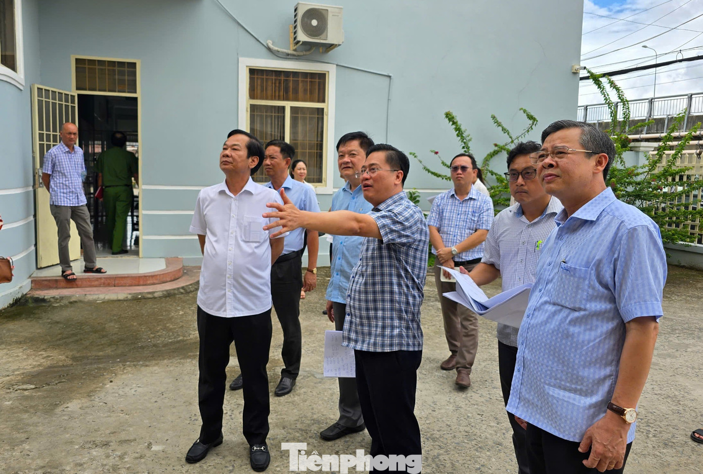 Lãnh đạo quận Ô Môn báo cáo với đoàn công tác về tình hình sắp xếp tại trụ sở phường Phước Thới (bố trí trụ sở phường Phước Thới sau sáp nhập). Ông Trương Cảnh Tuyên - Chủ tịch UBND TP. Cần Thơ (bên phải) cho biết, thực hiện các chỉ đạo của Trung ương, Ban Chỉ đạo sắp xếp bộ máy hành chính thành phố đã thành lập các tiểu ban, tổ giúp việc để giúp cho Ban Chỉ đạo thành phố trong triển khai tất cả các khâu, các bước, tiến tới thực hiện mô hình chính quyền 2 cấp.