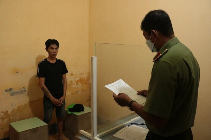 Cơ quan chức năng tống đạt các quyết định tố tụng hình sự đối với Trần Hữu Thắng (ảnh trái) và Nguyễn Trọng Tính. Cơ quan chức năng tống đạt các quyết định tố tụng hình sự đối với Trần Hữu Thắng (ảnh trái) và Nguyễn Trọng Tính.