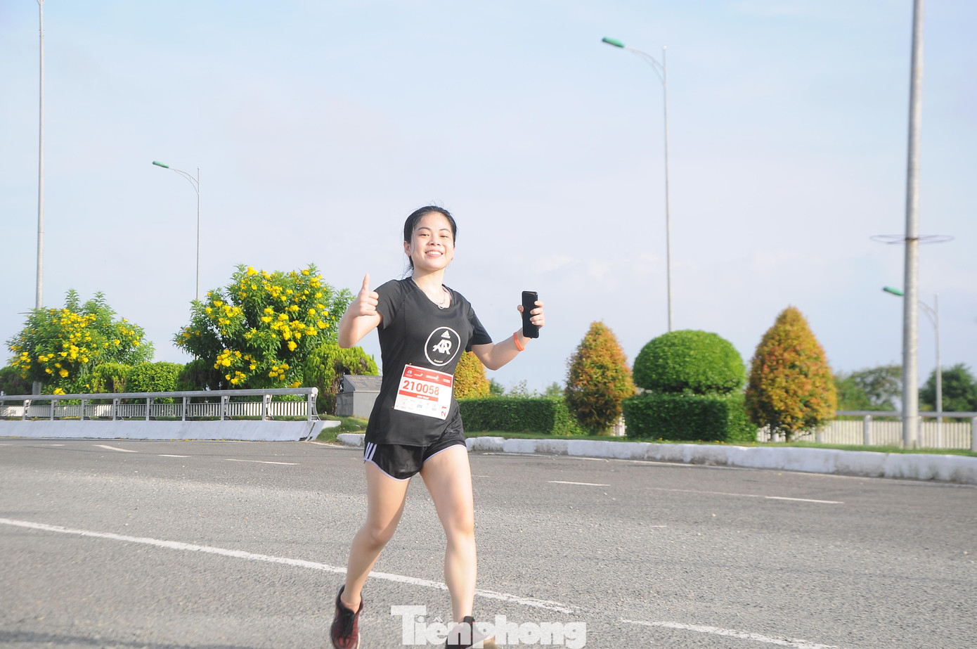 Vận động viên tham gia giải Mekong Delta Marathon năm 2020. Ảnh: CK