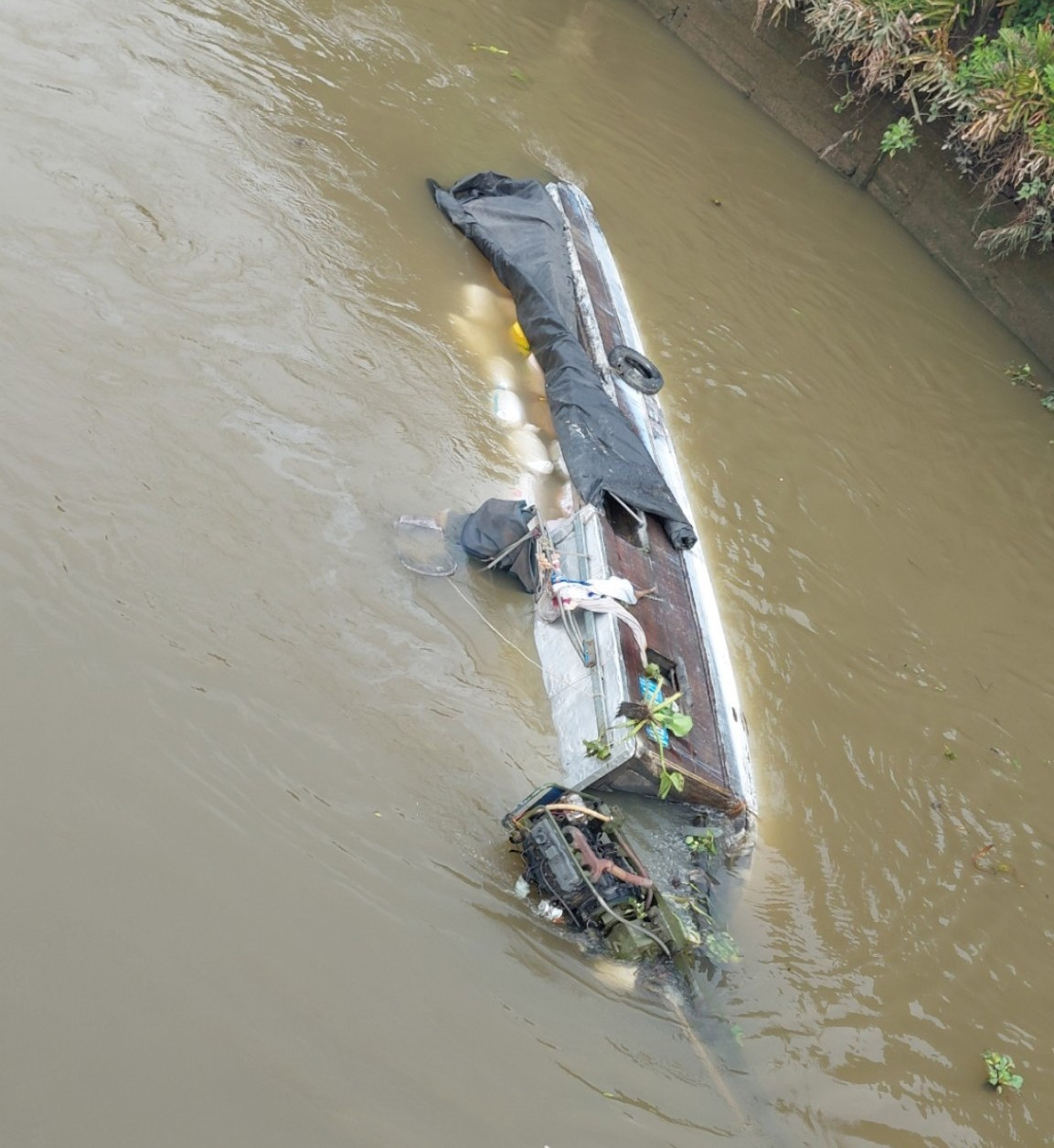 Hiện trường vụ lật ghe. Hiện trường vụ lật ghe.