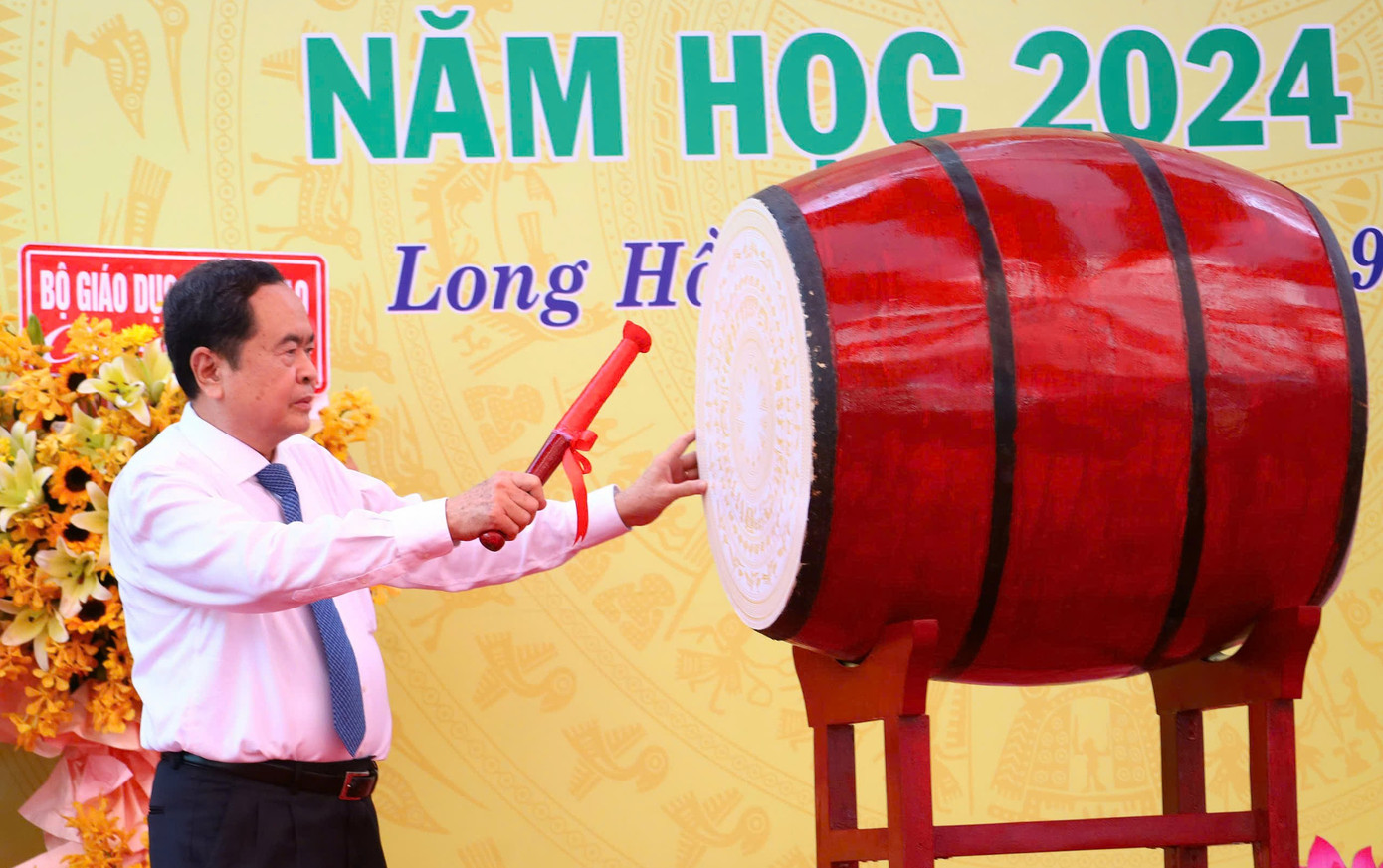 Chủ tịch Quốc hội Trần Thanh Mẫn đánh trống khai trường.