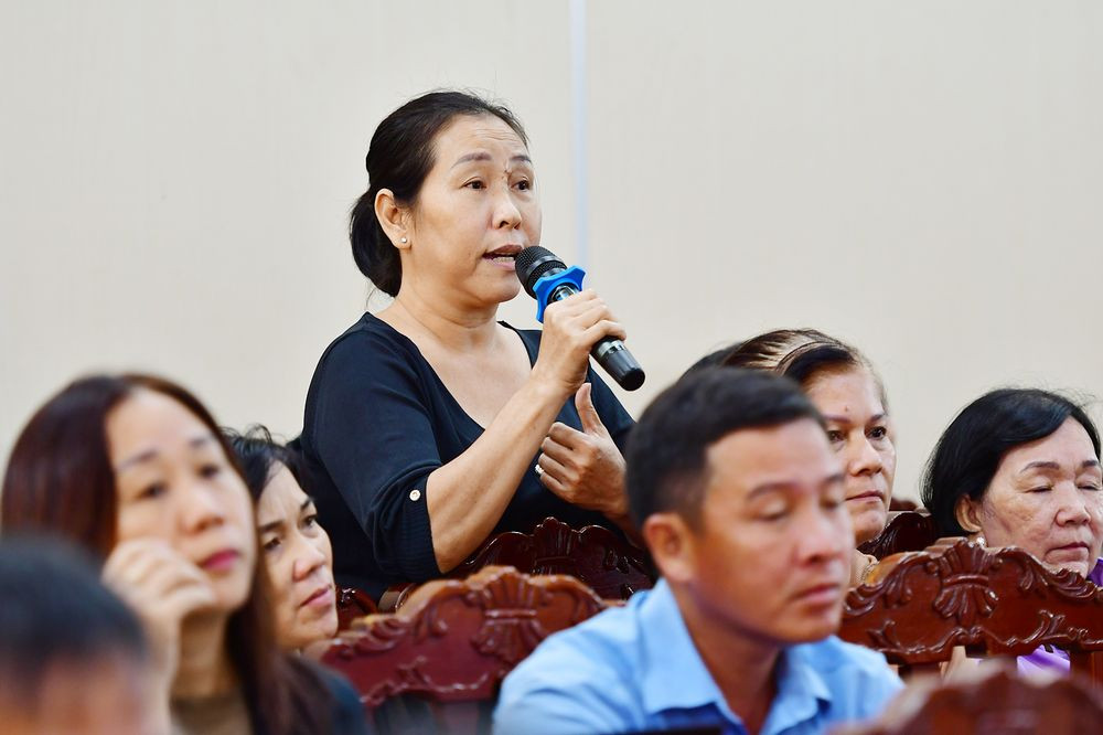 Cử tri phường Long Đức nêu kiến nghị. Ảnh: Bá Thi