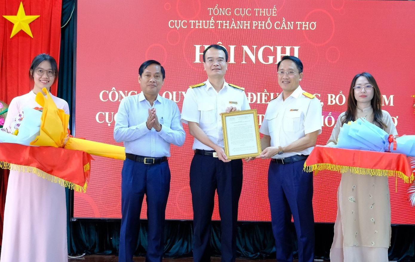 Lãnh đạo thành phố Cần Thơ và Tổng cục Thuế trao quyết định chúc mừng tân Cục trưởng Cục Thuế thành phố Cần Thơ.