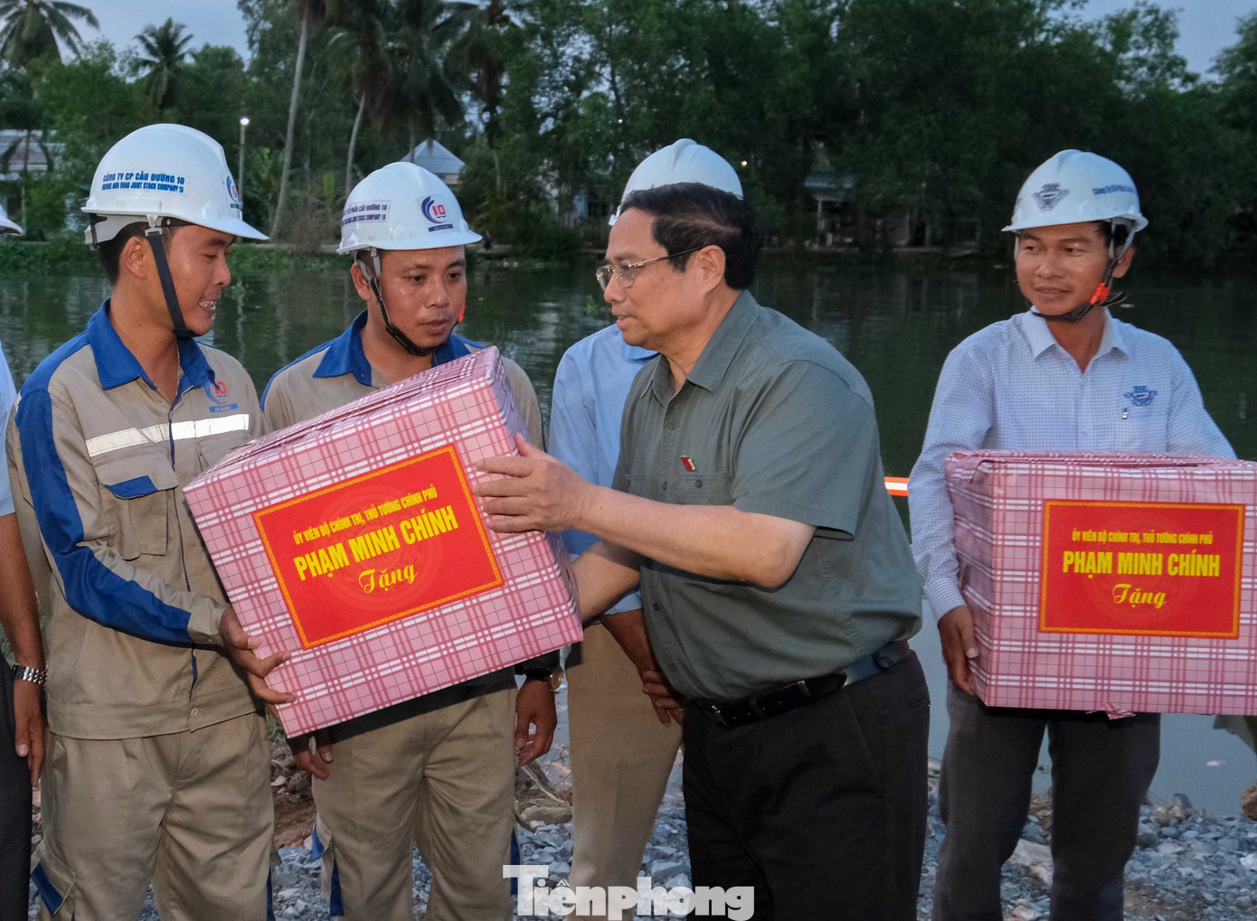 Thủ tướng Phạm Minh Chính tặng quà công nhân thi công dự án. Ảnh: CK Thủ tướng Phạm Minh Chính tặng quà công nhân thi công dự án. Ảnh: CK