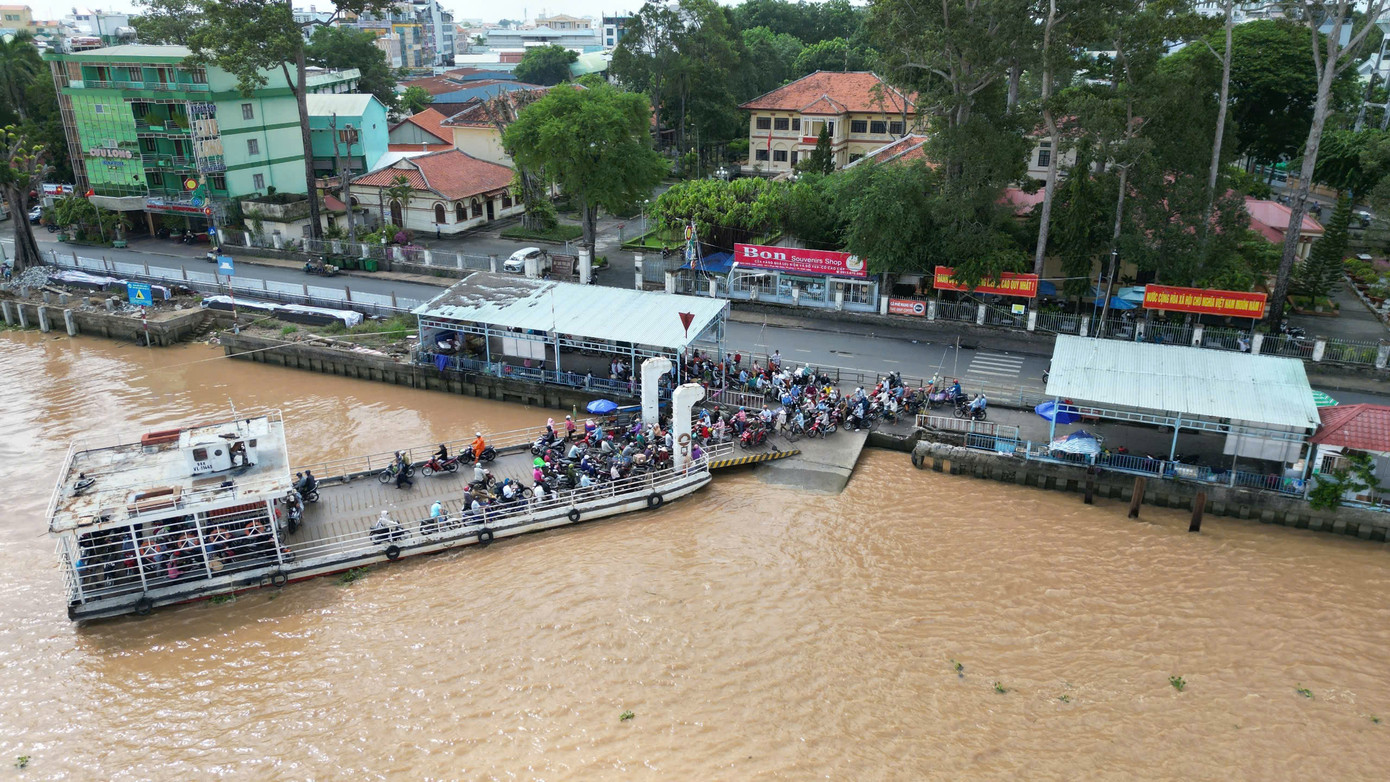 Bến phà An Bình qua sông Cổ Chiên, nối TP. Vĩnh Long với 4 xã cù lao thuộc huyện Long Hồ, hoạt động đã hàng chục năm nay, mỗi ngày chở hàng nghìn lượt người và phương tiện qua sông. Bến phà An Bình qua sông Cổ Chiên, nối TP. Vĩnh Long với 4 xã cù lao thuộc huyện Long Hồ, hoạt động đã hàng chục năm nay, mỗi ngày chở hàng nghìn lượt người và phương tiện qua sông.