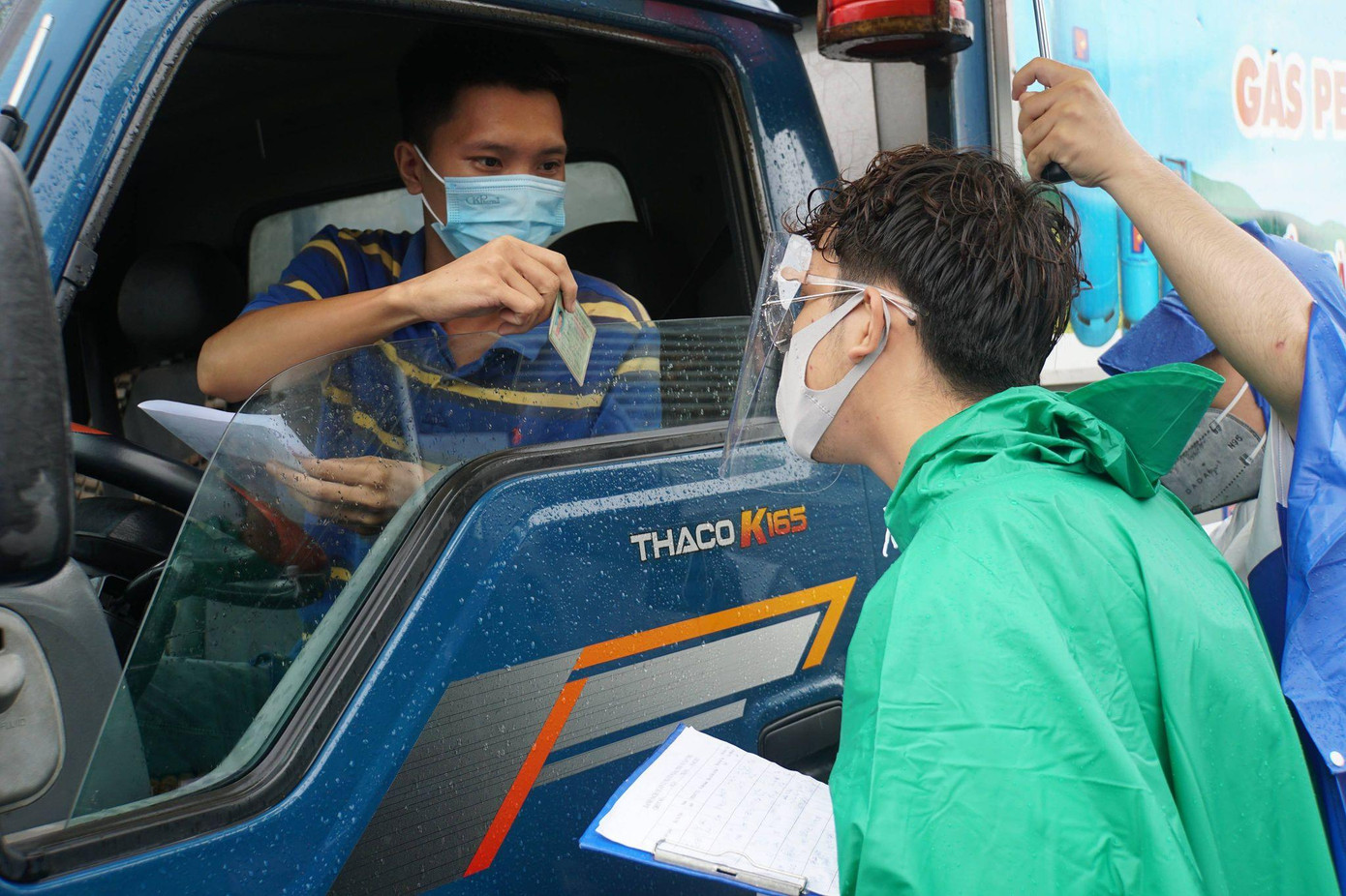 Tài xế làm thủ tục tại chốt kiểm soát vào TP Cần Thơ. Ảnh: HH