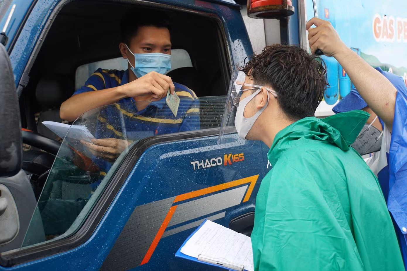 Tài xế làm thủ tục tại chốt kiểm soát vào TP Cần Thơ. Ảnh: HH