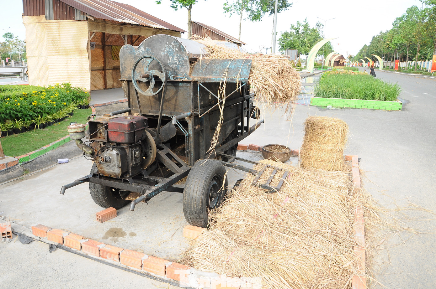 Giai đoạn 2 là thời kỳ kinh tế tiểu nông, sử dụng trâu, bò… làm sức kéo; cấy lúa bằng cây nọc, trồng lúa mùa, thâm canh; xuất hiện máy cày tay trong vài hộ gia đình có điều kiện. Các mô hình nông cụ thời kỳ này được triển lãm như: máy cày tay, vòng gặt, cặp đập lúa, máy tuốt lúa bằng tay, gốc rạ bẻ cò, bao lúa, lưỡi liềm, dao gặt, nhíp, xuồng máy… Giai đoạn 2 là thời kỳ kinh tế tiểu nông, sử dụng trâu, bò… làm sức kéo; cấy lúa bằng cây nọc, trồng lúa mùa, thâm canh; xuất hiện máy cày tay trong vài hộ gia đình có điều kiện. Các mô hình nông cụ thời kỳ này được triển lãm như: máy cày tay, vòng gặt, cặp đập lúa, máy tuốt lúa bằng tay, gốc rạ bẻ cò, bao lúa, lưỡi liềm, dao gặt, nhíp, xuồng máy…