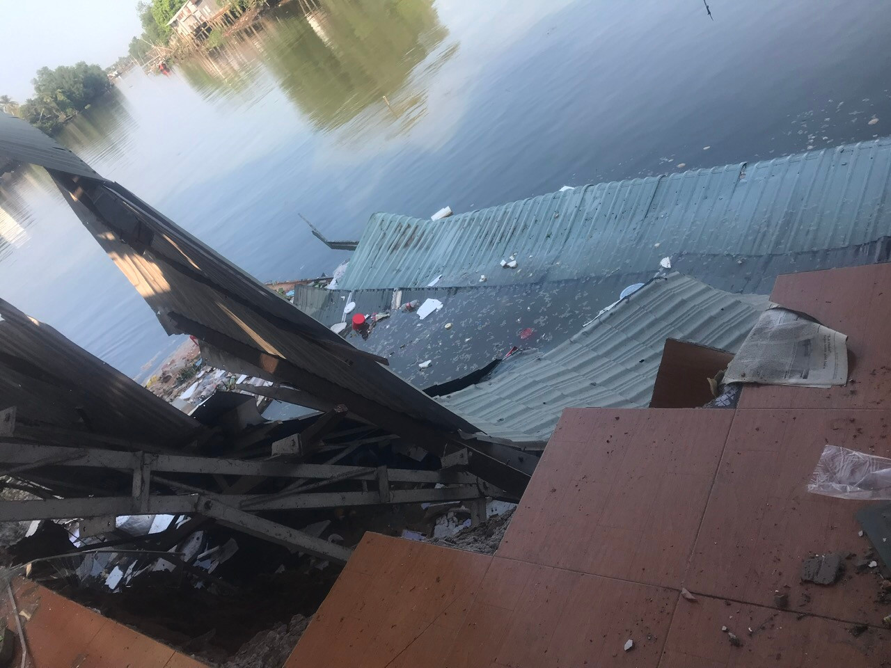 Hiện trường vụ sạt lở bờ sông Trà Nóc tại phường Trà An, quận Bình Thủy.