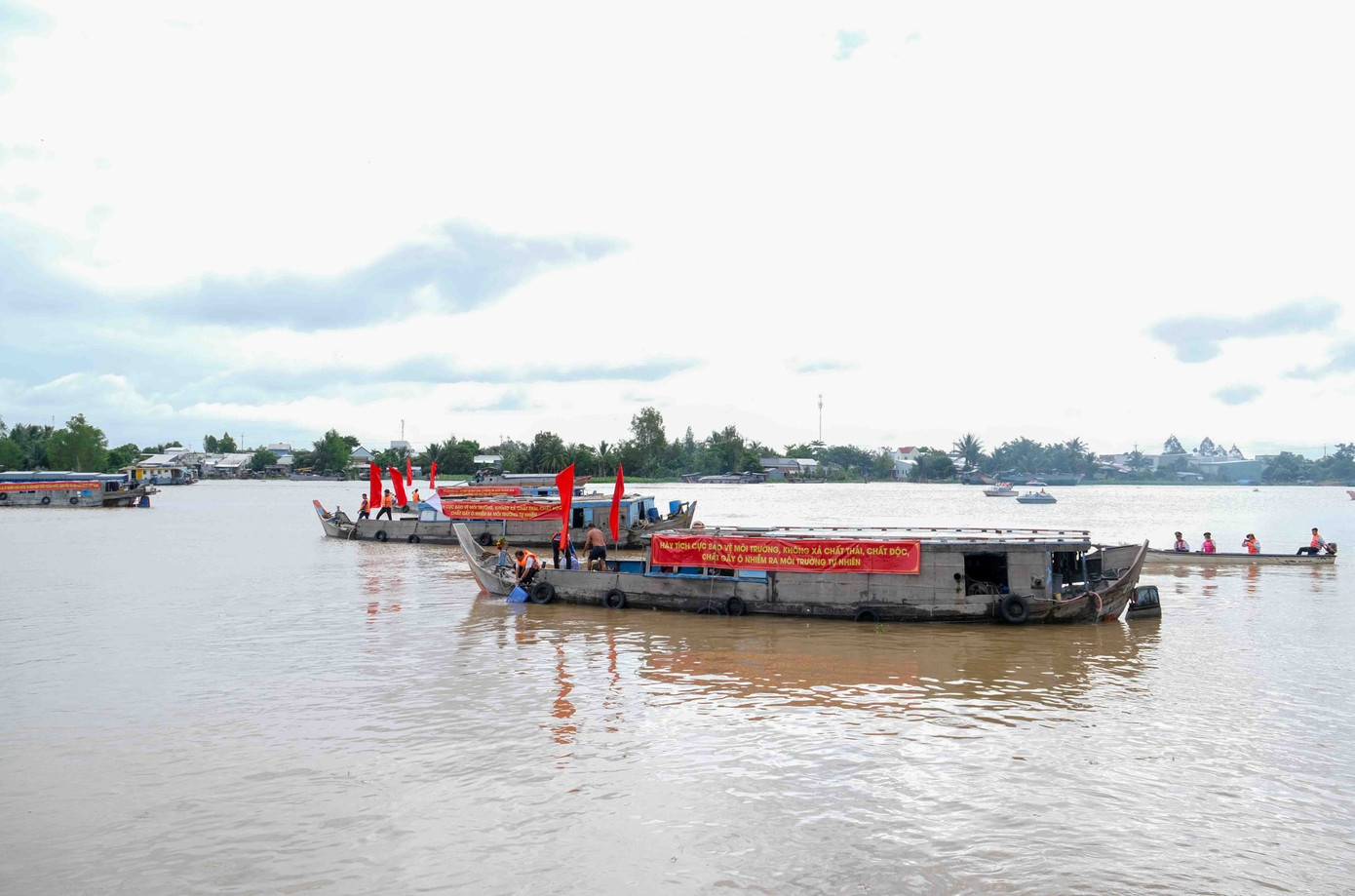 Hoạt động thả cá diễn ra trên sông Hậu đoạn qua quận Thốt Nốt, thành phố Cần Thơ. Hoạt động thả cá diễn ra trên sông Hậu đoạn qua quận Thốt Nốt, thành phố Cần Thơ.