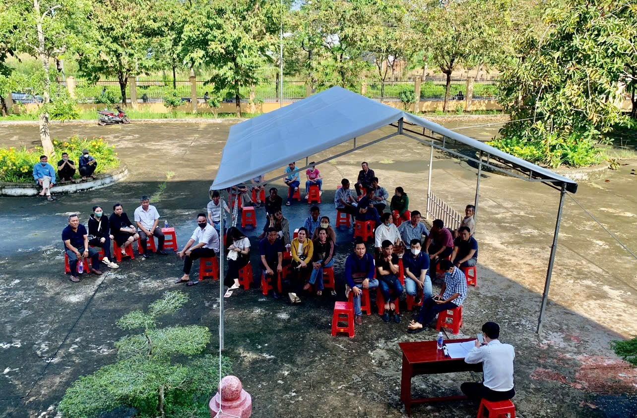 Gần 130 bị hại, người có quyền lợi và nghĩa vụ liên quan được triệu tập tham dự phiên tòa. Gần 130 bị hại, người có quyền lợi và nghĩa vụ liên quan được triệu tập tham dự phiên tòa.