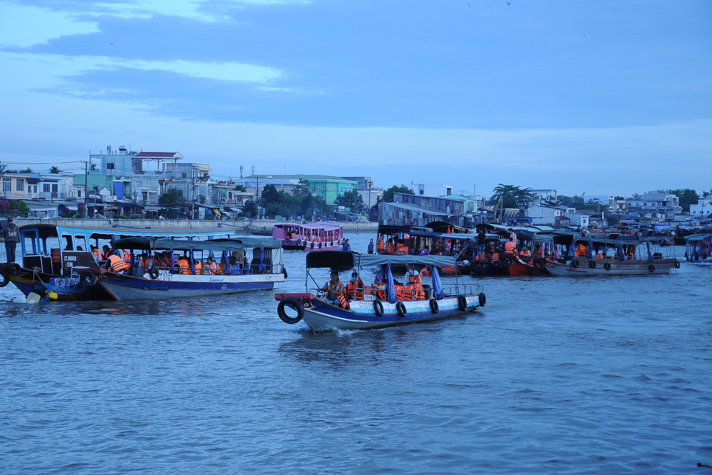 Chợ nổi Cái Răng là điểm du lịch nổi tiếng ở Cần Thơ cũng như vùng ĐBSCL. Chợ nổi Cái Răng là điểm du lịch nổi tiếng ở Cần Thơ cũng như vùng ĐBSCL.