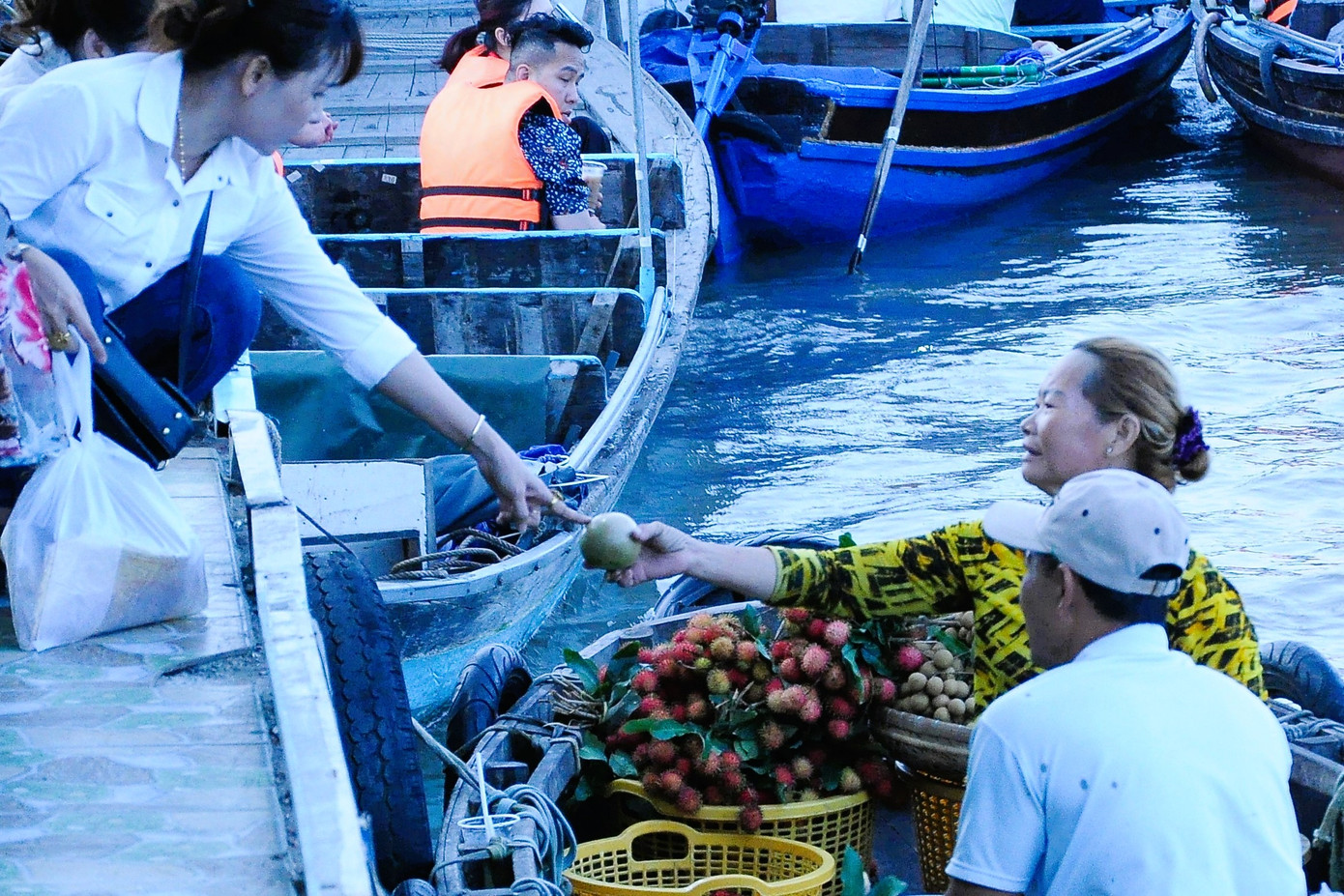 Theo các chủ tàu, số lượng thương hồ, ghe thuyền tại chợ nổi Cái Răng hiện nay giảm nhiều so với trước đây. Theo các chủ tàu, số lượng thương hồ, ghe thuyền tại chợ nổi Cái Răng hiện nay giảm nhiều so với trước đây.