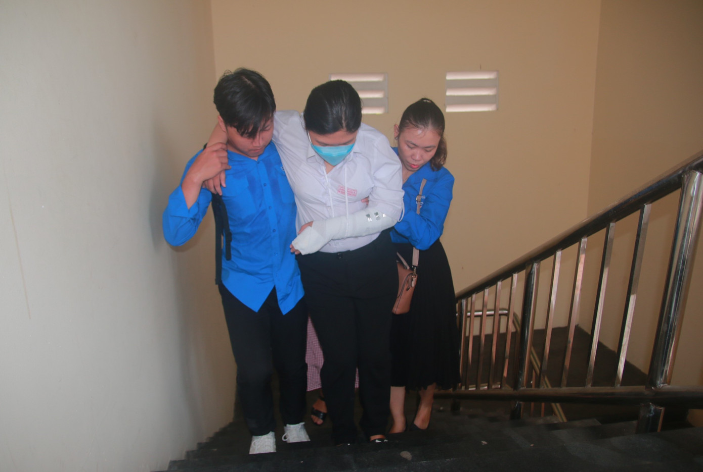 Thí sinh bị chấn thương được hỗ trợ vào phòng thi. Thí sinh bị chấn thương được hỗ trợ vào phòng thi.