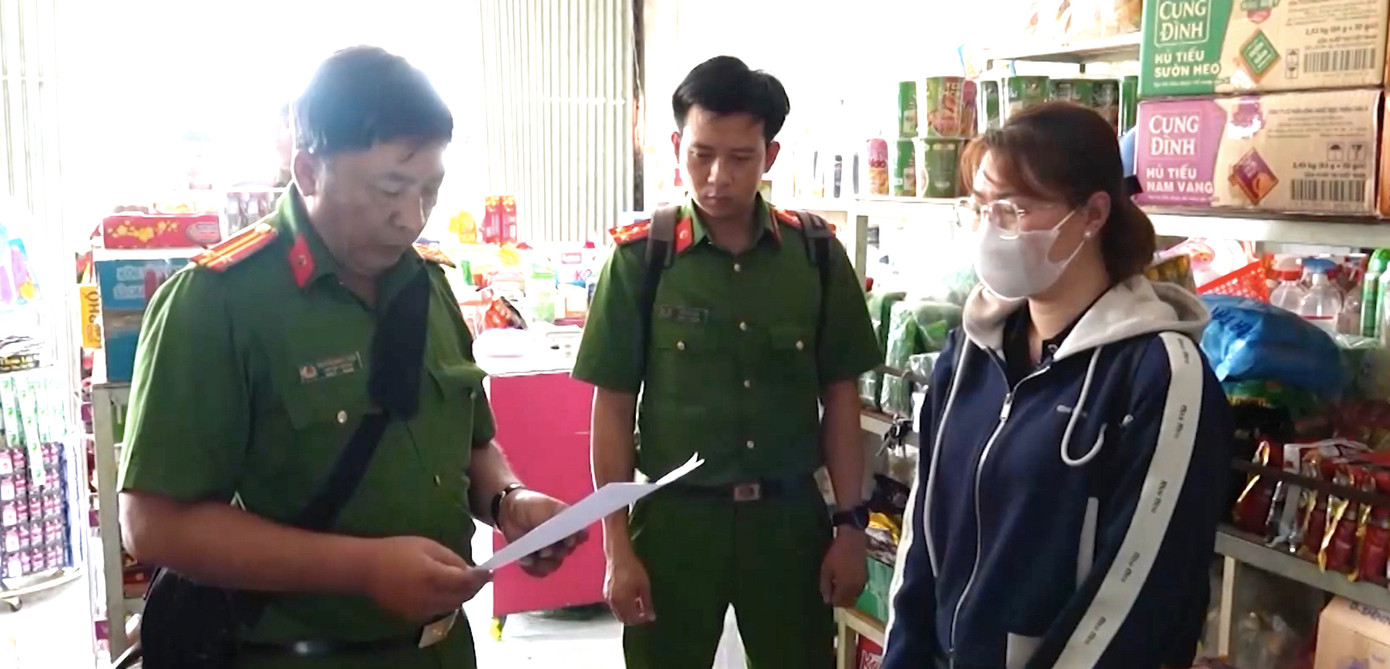 Công an công bố quyết định khởi tố vụ án, khởi tố bị can đối với Nguyễn Thị Kim Sa. Công an công bố quyết định khởi tố vụ án, khởi tố bị can đối với Nguyễn Thị Kim Sa.