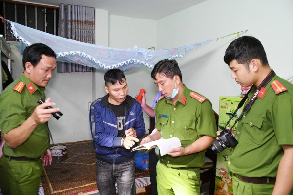 Công an khám xét nơi ở của một đối tượng cho vay lãi nặng. Ảnh: Hồ Giang Công an khám xét nơi ở của một đối tượng cho vay lãi nặng. Ảnh: Hồ Giang