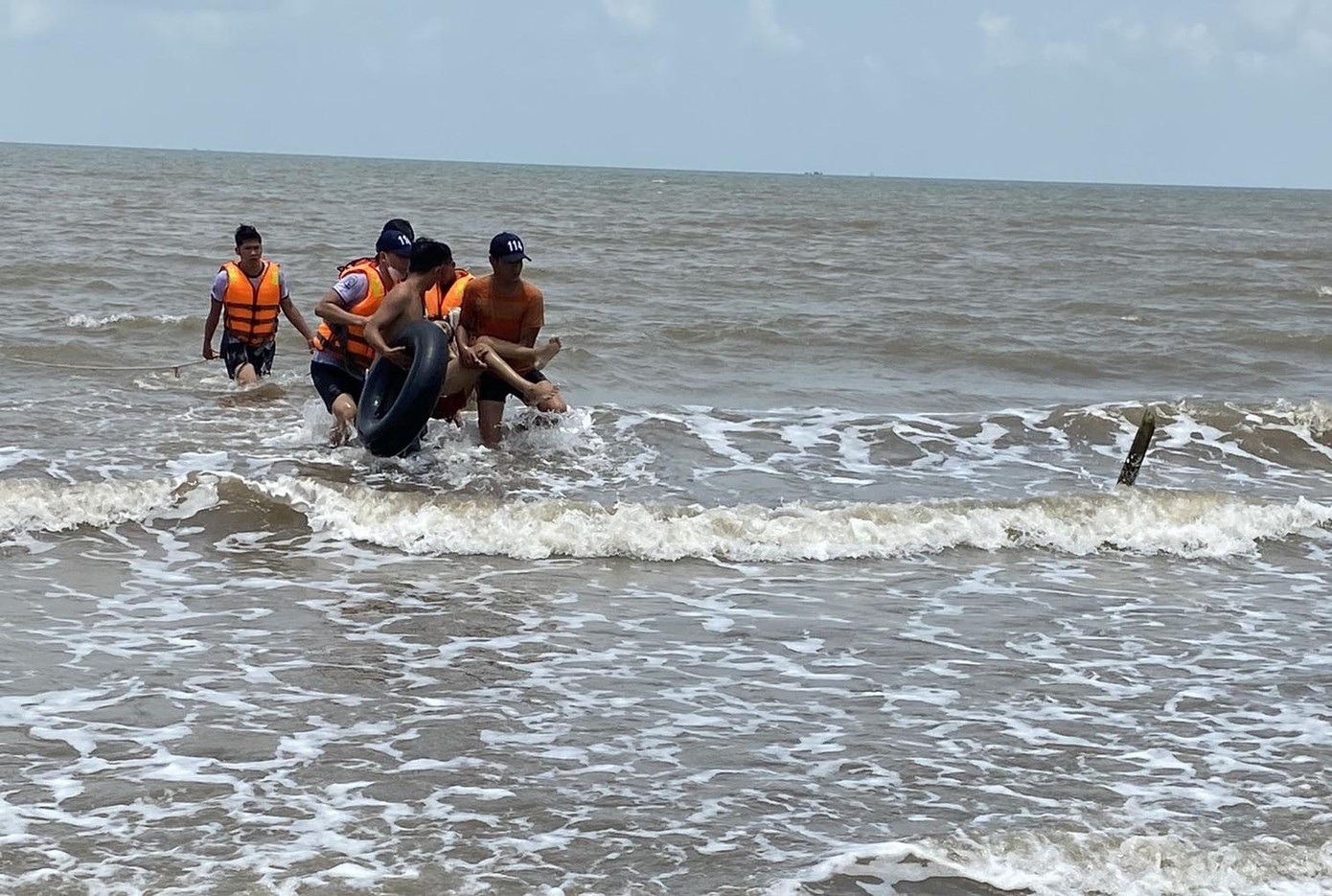 Lực lượng chức năng tìm kiếm phát hiện thi thể bé trai đuối nước. Lực lượng chức năng tìm kiếm phát hiện thi thể bé trai đuối nước.