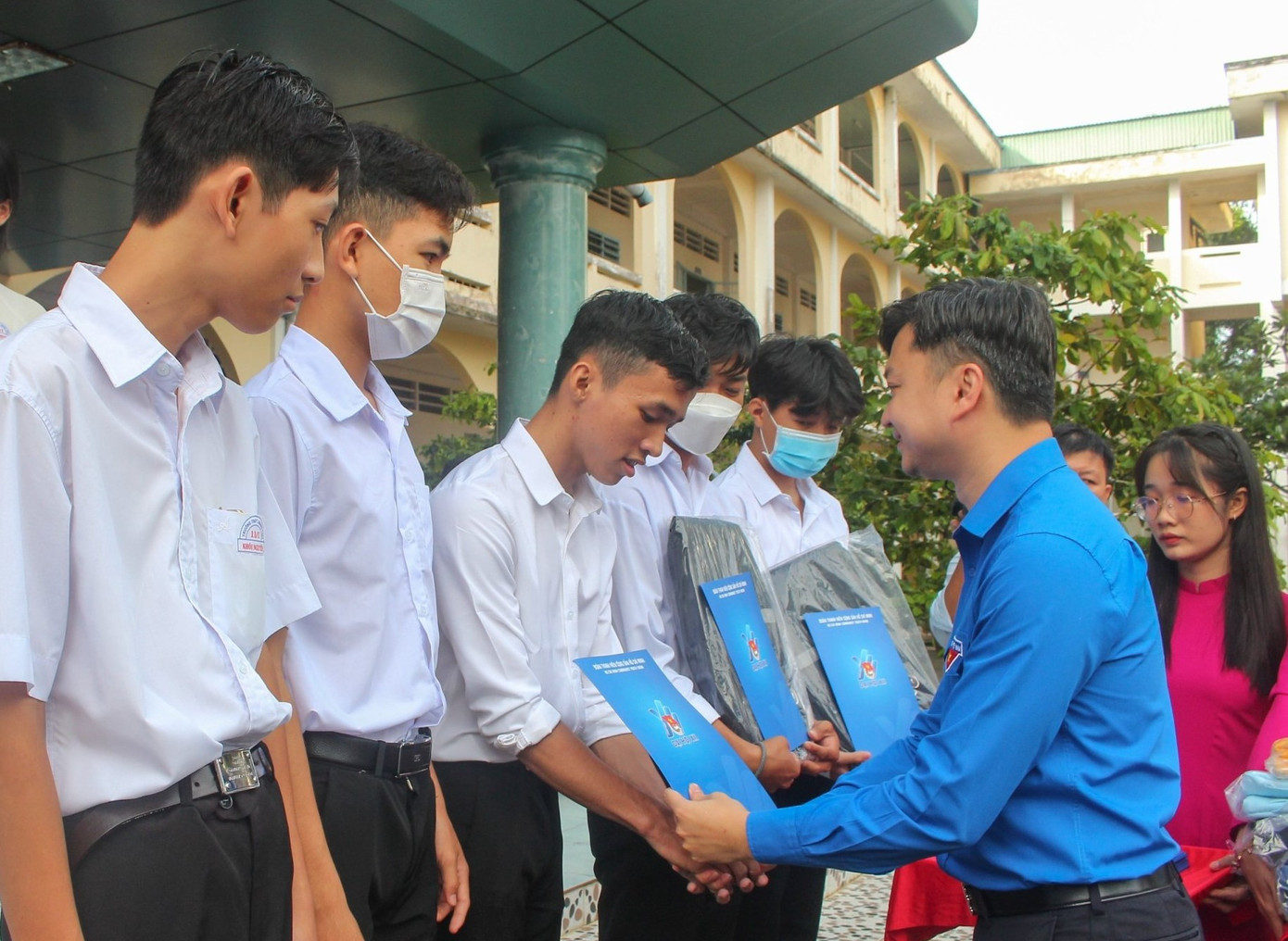 Bí thư T.Ư Đoàn Nguyễn Minh Triết trao học bổng cho các em học sinh.