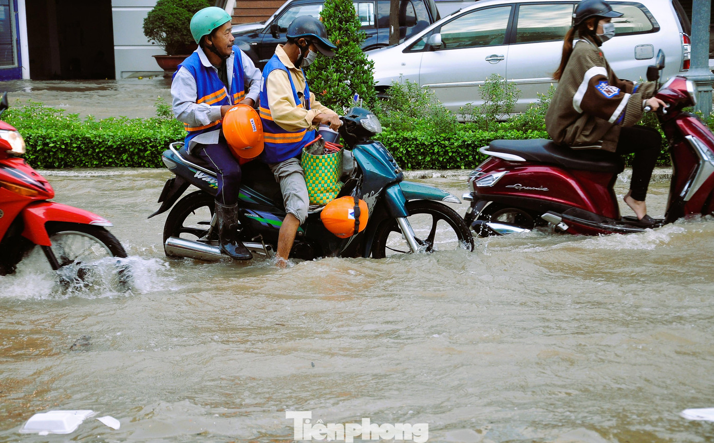 Theo ghi nhận của Tiền Phong, tại khu vực này khoảng 20 phút đã có hàng chục phương tiện bị chết máy.