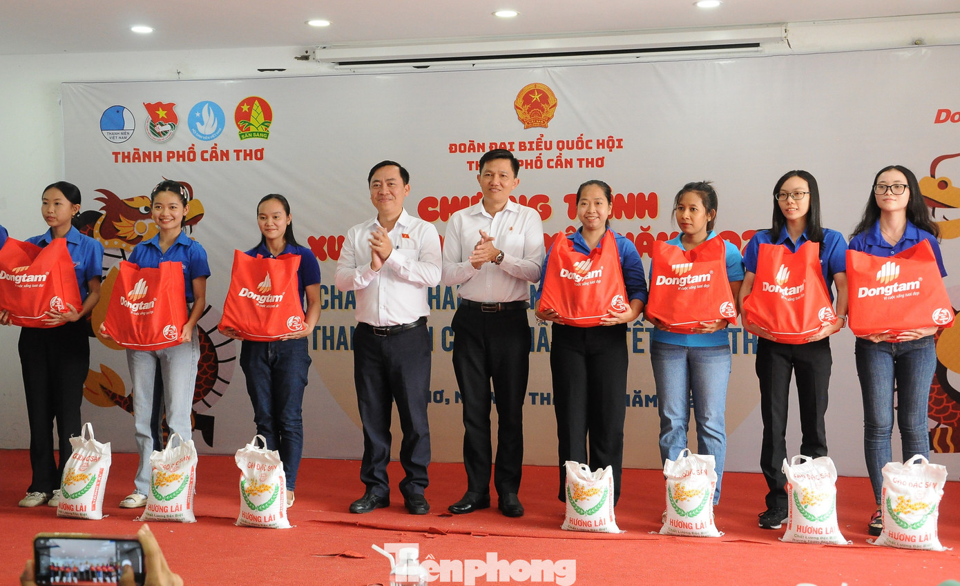 Đại diện Đoàn Đại biểu Quốc hội TP. Cần Thơ cùng nhà tài trợ trao quà cho thanh niên. Đại diện Đoàn Đại biểu Quốc hội TP. Cần Thơ cùng nhà tài trợ trao quà cho thanh niên.