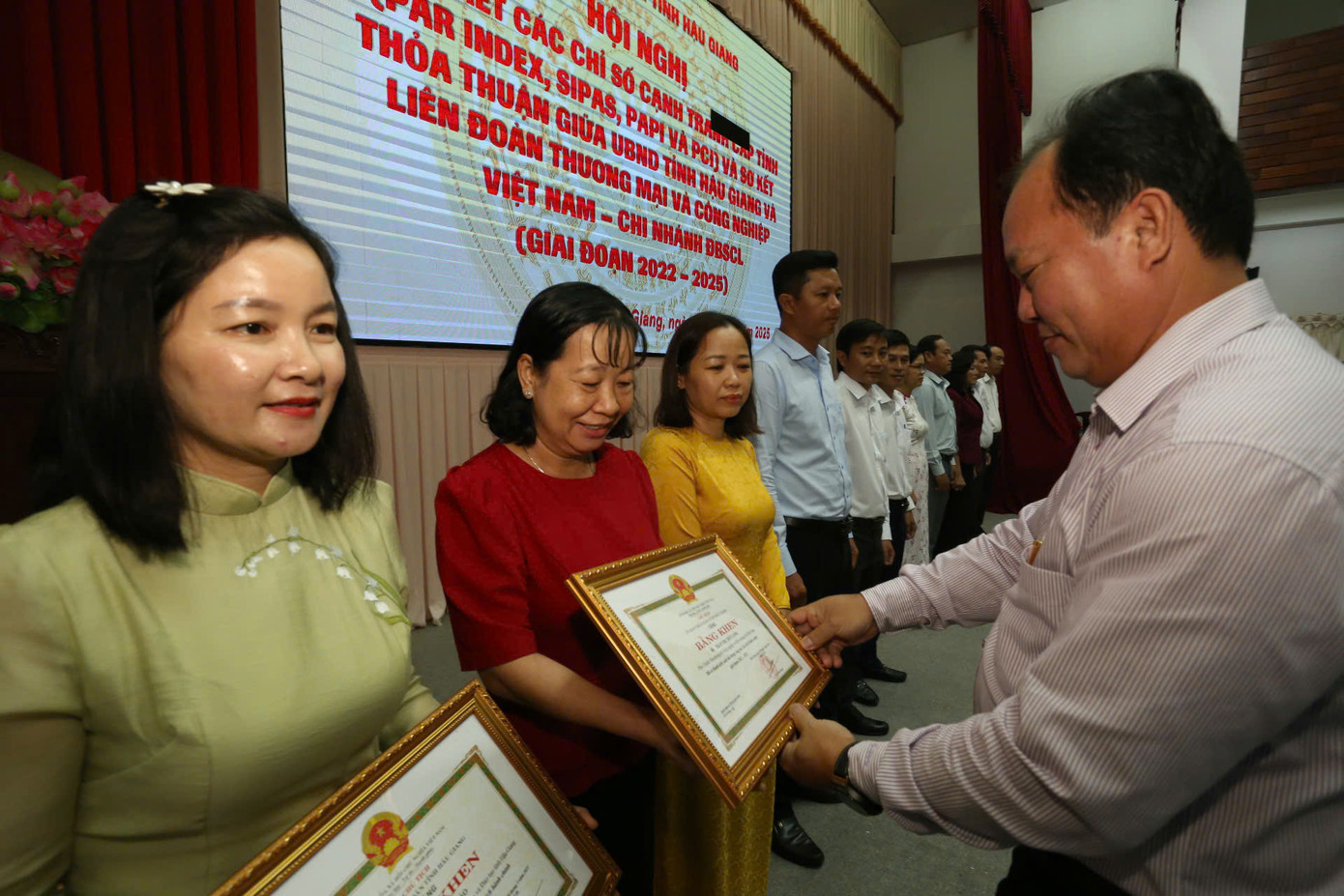 Lãnh đạo UBND tỉnh Hậu Giang trao bằng khen cho các cá nhân có thành tích xuất sắc trong công tác cải cách hành chính.