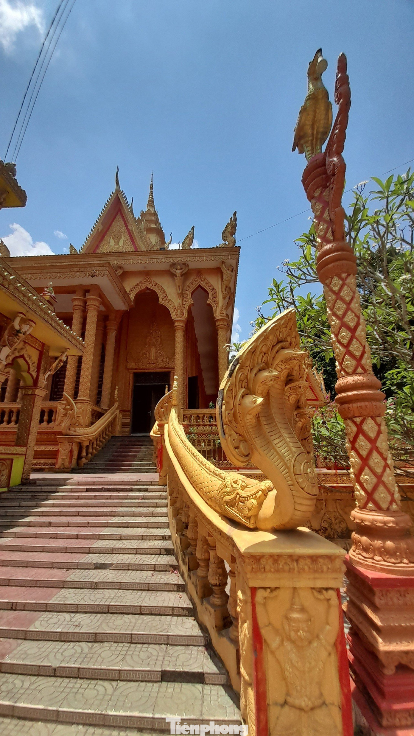 Những ngôi chùa nổi tiếng ở Trà Vinh có thể kể đến như chùa Âng ở TP Trà Vinh, chùa Hang ở huyện Châu Thành, chùa Cò, chùa Vàm Say ở huyện Trà Cú...