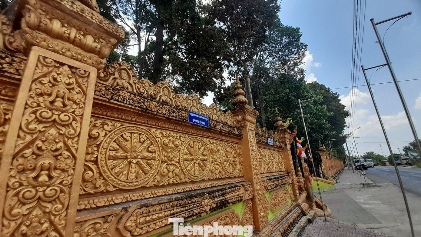 Một điểm độc đáo của các ngôi chùa Khmer là ở tường thành bao quanh chùa có ghi tên từng người đóng góp ủng hộ xây dựng chùa.