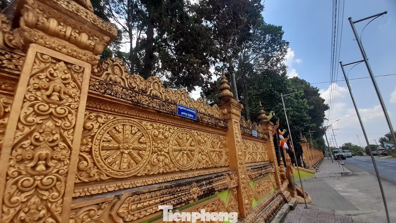 Một điểm độc đáo của các ngôi chùa Khmer là ở tường thành bao quanh chùa có ghi tên từng người đóng góp ủng hộ xây dựng chùa.