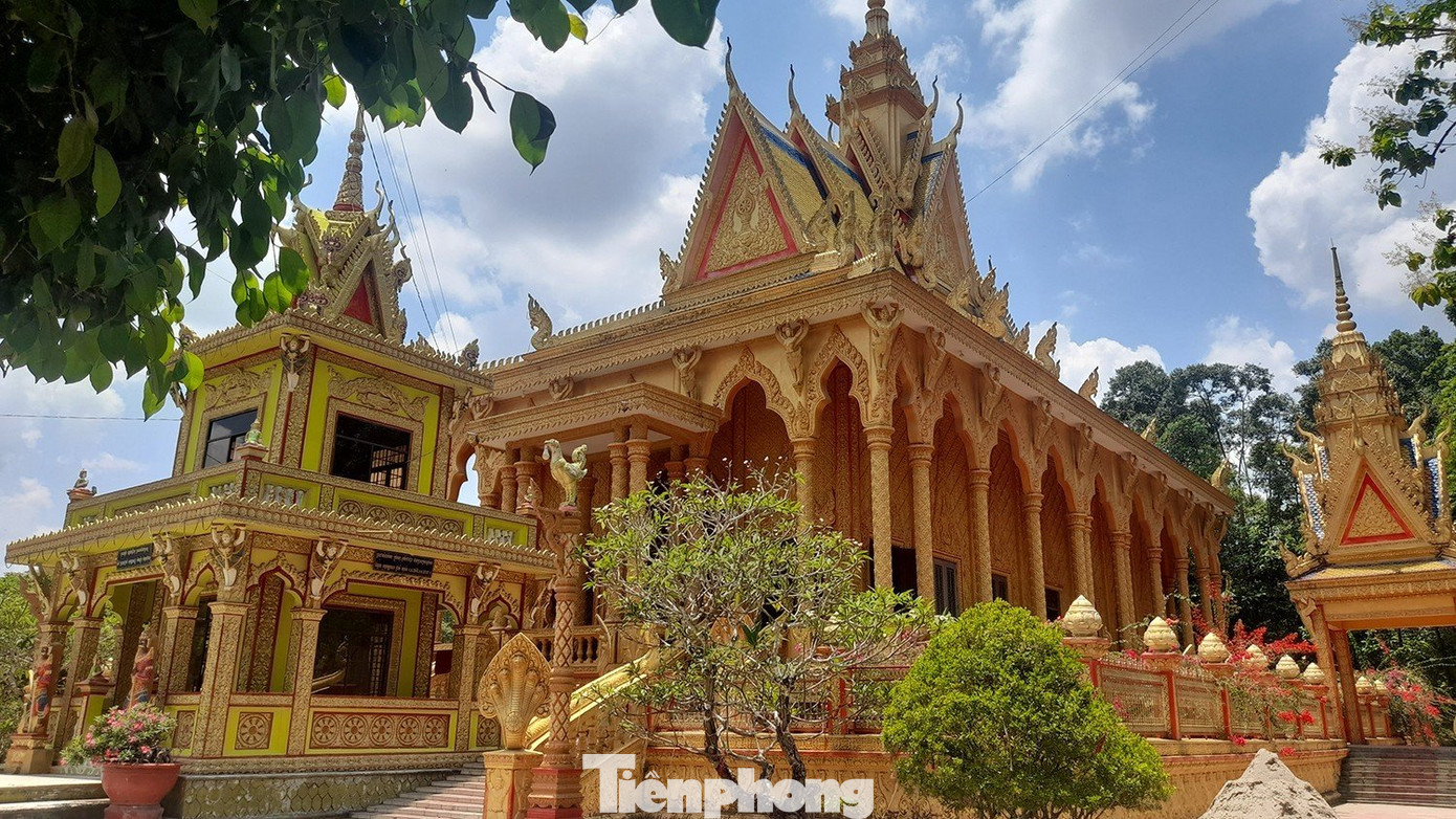 Mỗi ngôi chùa thường có các hạng mục như cổng chùa, chánh điện, nhà tăng, nhà hội, giảng đường, tháp… Trong đó, chánh điện là nơi hội tụ về nghệ thuật kiến trúc, điêu khắc đạt đến mức đỉnh cao của văn hóa Khmer.