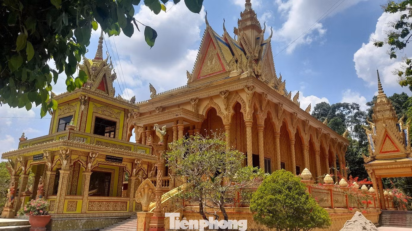 Mỗi ngôi chùa thường có các hạng mục như cổng chùa, chánh điện, nhà tăng, nhà hội, giảng đường, tháp… Trong đó, chánh điện là nơi hội tụ về nghệ thuật kiến trúc, điêu khắc đạt đến mức đỉnh cao của văn hóa Khmer.