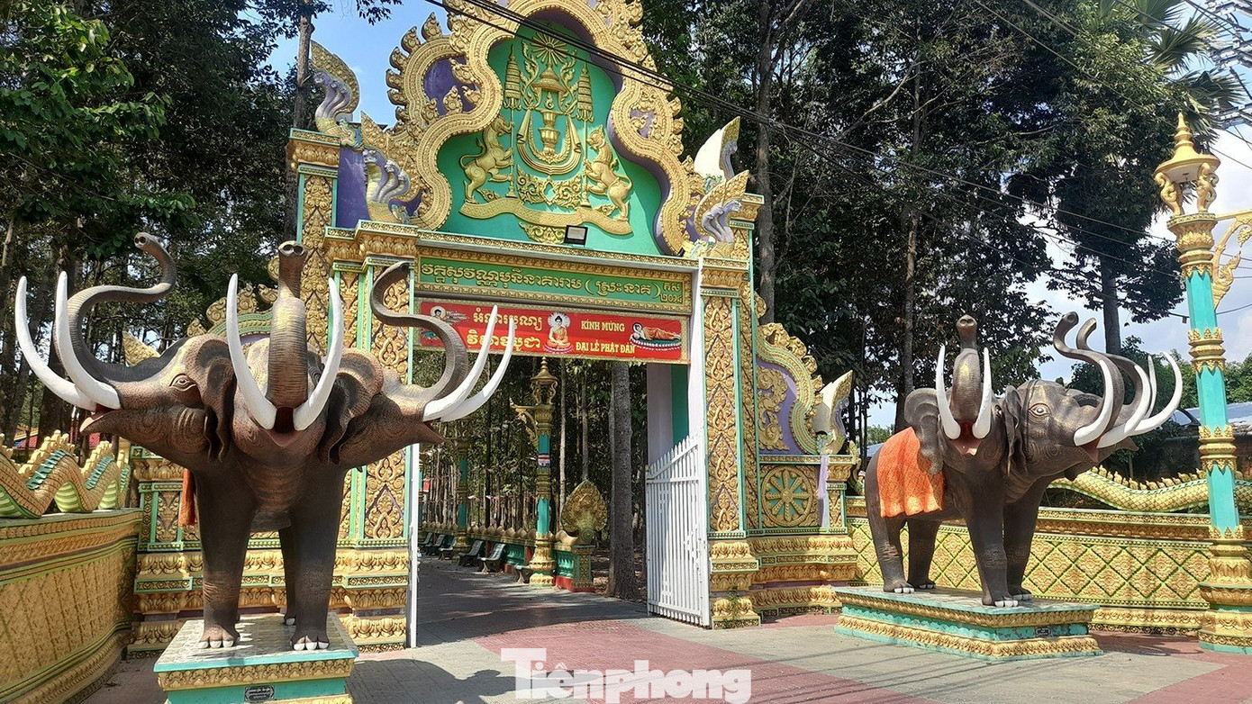 Đồng bào Khmer cũng là dân tộc thiểu số đông nhất ở Đồng bằng sông Cửu Long, với hơn 1,1 triệu người, trong đó hai tỉnh nhiều nhất là Sóc Trăng và Trà Vinh.