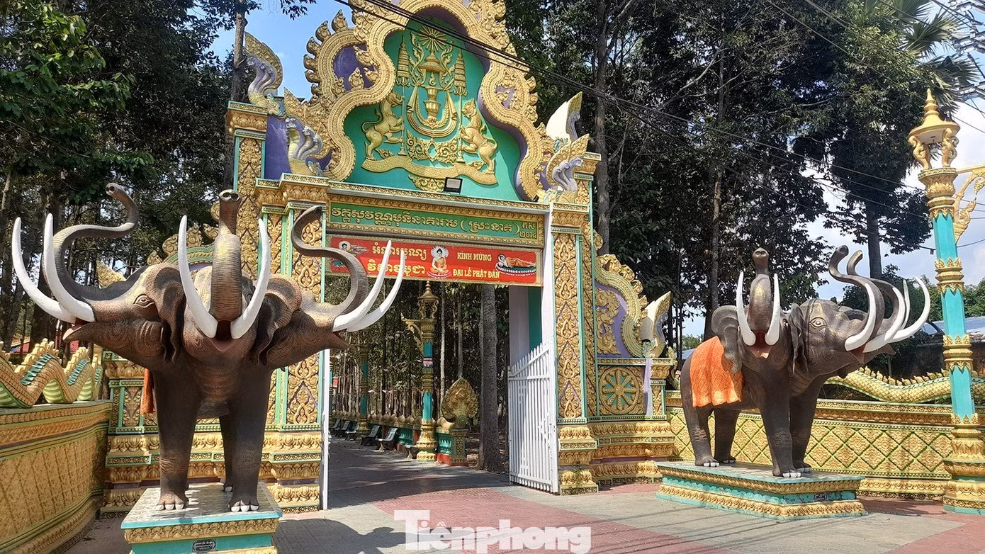 Đồng bào Khmer cũng là dân tộc thiểu số đông nhất ở Đồng bằng sông Cửu Long, với hơn 1,1 triệu người, trong đó hai tỉnh nhiều nhất là Sóc Trăng và Trà Vinh.