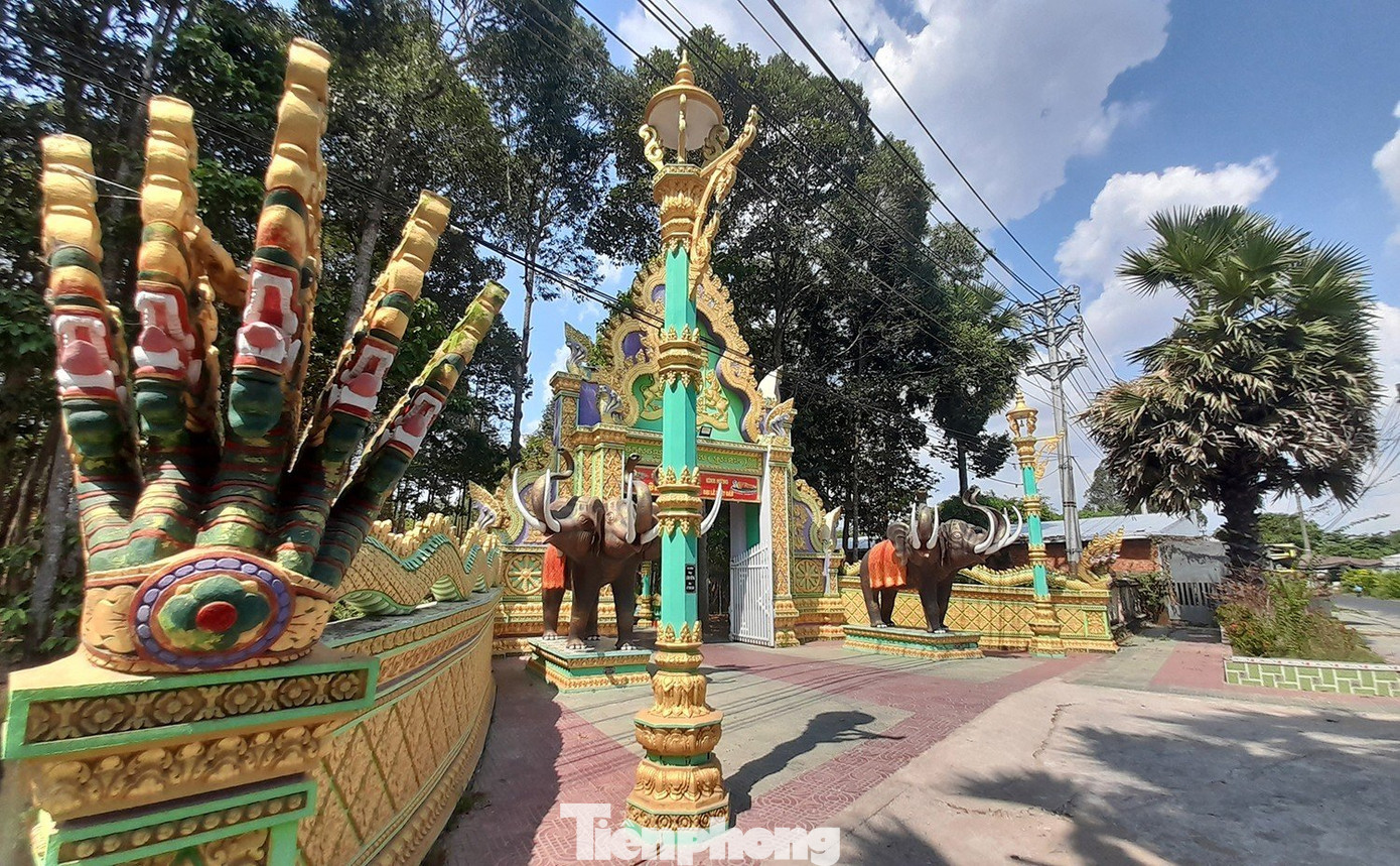 Chùa Khmer là công trình tôn giáo (Phật giáo Nam tông Khmer), chốn tâm linh và cũng là nơi diễn ra nhiều hoạt động đời sống tinh thần của đồng bào Khmer.