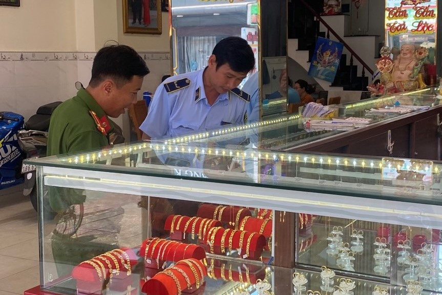 Lực lượng chức năng Hậu Giang kiểm tra cơ sở kinh doanh vàng T.H. Lực lượng chức năng Hậu Giang kiểm tra cơ sở kinh doanh vàng T.H.