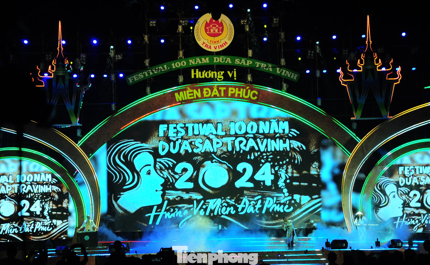 Màn vẽ tranh cát tái hiện câu chuyện trăm năm dừa sáp mở màn lễ khai mạc. Màn vẽ tranh cát tái hiện câu chuyện trăm năm dừa sáp mở màn lễ khai mạc.