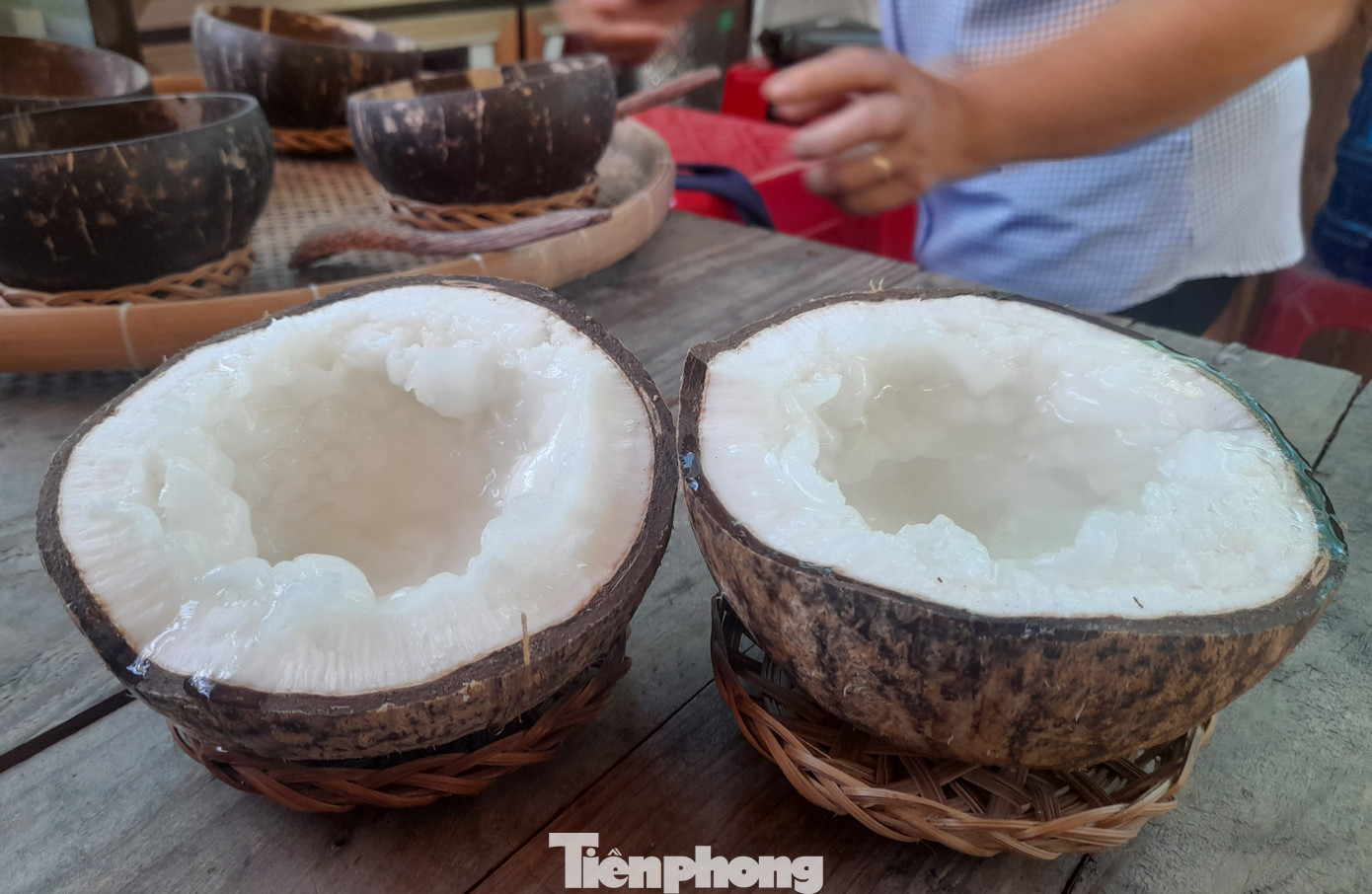 Quả dừa sáp trồng tại Trà Vinh, với phần cùi dày, xốp chiếm gần hết phần lõi. Quả dừa sáp trồng tại Trà Vinh, với phần cùi dày, xốp chiếm gần hết phần lõi.