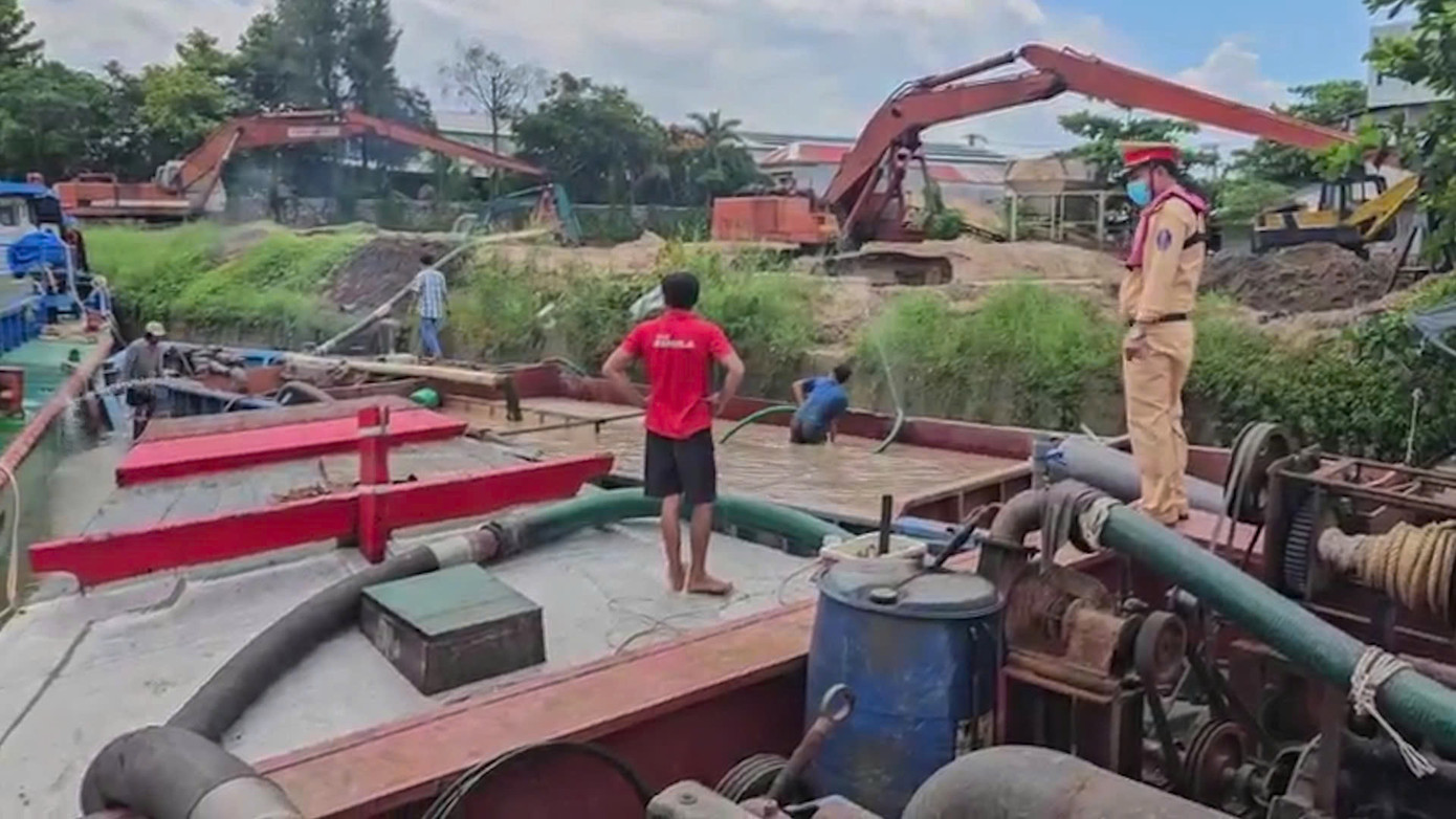 Phương tiện khai thác cát trái phép bị phát hiện tại phường 9, TP. Vĩnh Long. Phương tiện khai thác cát trái phép bị phát hiện tại phường 9, TP. Vĩnh Long.