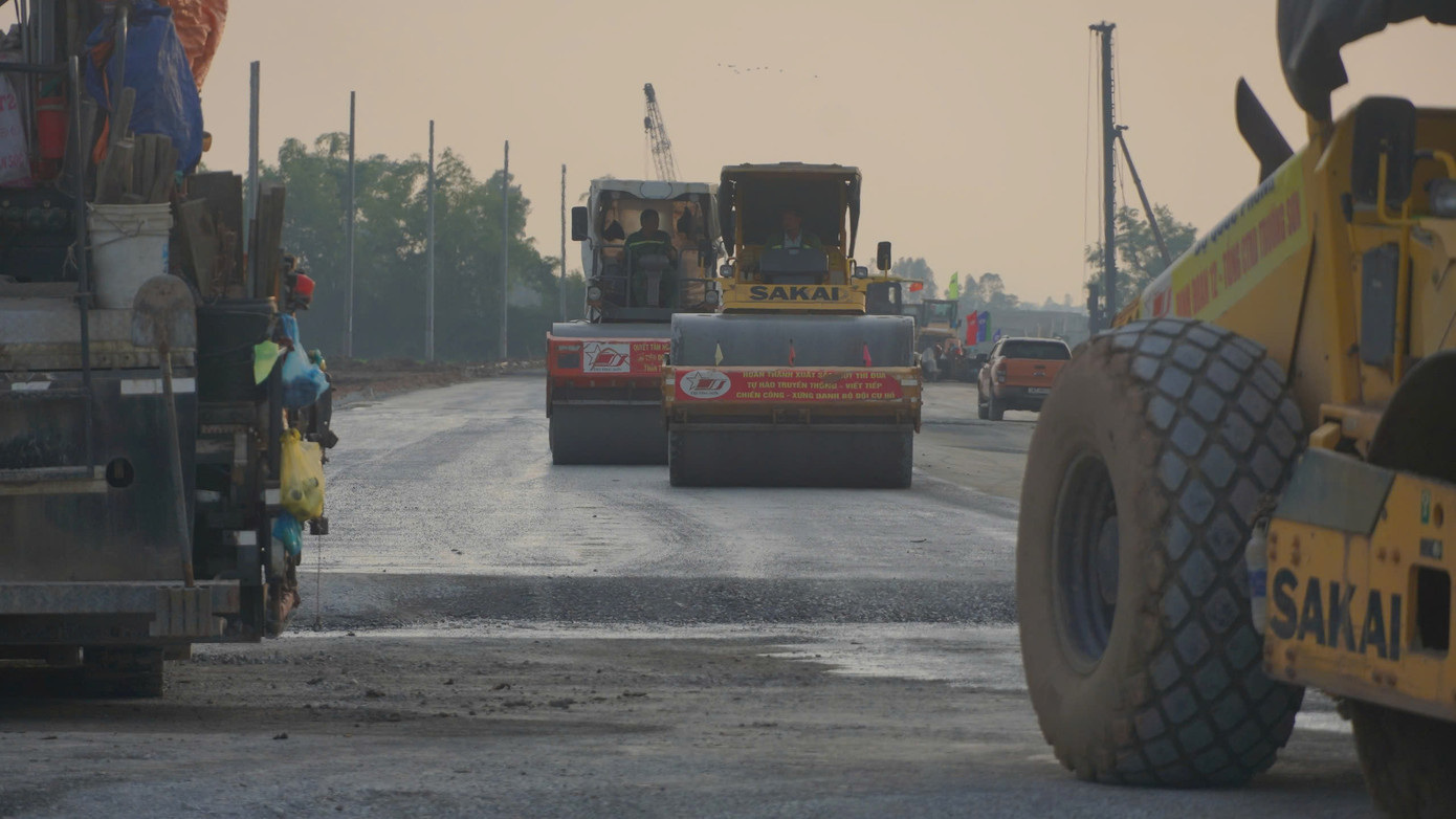 “Chúng tôi luôn động viên tinh thần, nhất là đối với anh em làm việc cường độ cao, khối lượng lớn, chấm công tăng ca, có thêm các bữa ăn, những ngày lễ có thể tăng thêm tiền lương, tăng tiền ăn cho anh em, đảm bảo sức khỏe luôn được duy trì, anh em quyết tâm, trên dưới một lòng để hoàn thành tốt nhất nhiệm vụ được giao” - Trung tá Vũ Hồng Quân chia sẻ. “Chúng tôi luôn động viên tinh thần, nhất là đối với anh em làm việc cường độ cao, khối lượng lớn, chấm công tăng ca, có thêm các bữa ăn, những ngày lễ có thể tăng thêm tiền lương, tăng tiền ăn cho anh em, đảm bảo sức khỏe luôn được duy trì, anh em quyết tâm, trên dưới một lòng để hoàn thành tốt nhất nhiệm vụ được giao” - Trung tá Vũ Hồng Quân chia sẻ.