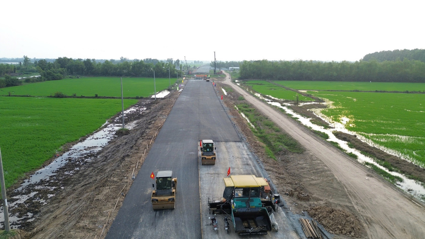 Theo Ban Quản lý dự án Mỹ Thuận (chủ đầu tư dự án cao tốc Cần Thơ - Cà Mau), tính đến 31/12/2024, tiến độ toàn dự án đạt 56%, trong đó, đoạn Cần Thơ - Hậu Giang đạt 62%, đoạn Hậu Giang - Cà Mau đạt 53%. Đặc biệt, những ngày cuối năm 2024 vừa qua, trên đoạn Cần Thơ - Hậu Giang đã thảm những mét bê tông nhựa đầu tiên. Đại diện nhà thầu cho biết, sau khi có kết quả kiểm tra chất lượng của 250m đầu tiên này, sẽ tiến hành thảm bê tông nhựa đại trà toàn bộ tuyến chính và các cầu. Ngoài ra, nhà thầu cũng đã thi công 130m nhựa tuyến nối của đoạn Hậu Giang - Cà Mau. Theo Ban Quản lý dự án Mỹ Thuận (chủ đầu tư dự án cao tốc Cần Thơ - Cà Mau), tính đến 31/12/2024, tiến độ toàn dự án đạt 56%, trong đó, đoạn Cần Thơ - Hậu Giang đạt 62%, đoạn Hậu Giang - Cà Mau đạt 53%. Đặc biệt, những ngày cuối năm 2024 vừa qua, trên đoạn Cần Thơ - Hậu Giang đã thảm những mét bê tông nhựa đầu tiên. Đại diện nhà thầu cho biết, sau khi có kết quả kiểm tra chất lượng của 250m đầu tiên này, sẽ tiến hành thảm bê tông nhựa đại trà toàn bộ tuyến chính và các cầu. Ngoài ra, nhà thầu cũng đã thi công 130m nhựa tuyến nối của đoạn Hậu Giang - Cà Mau.