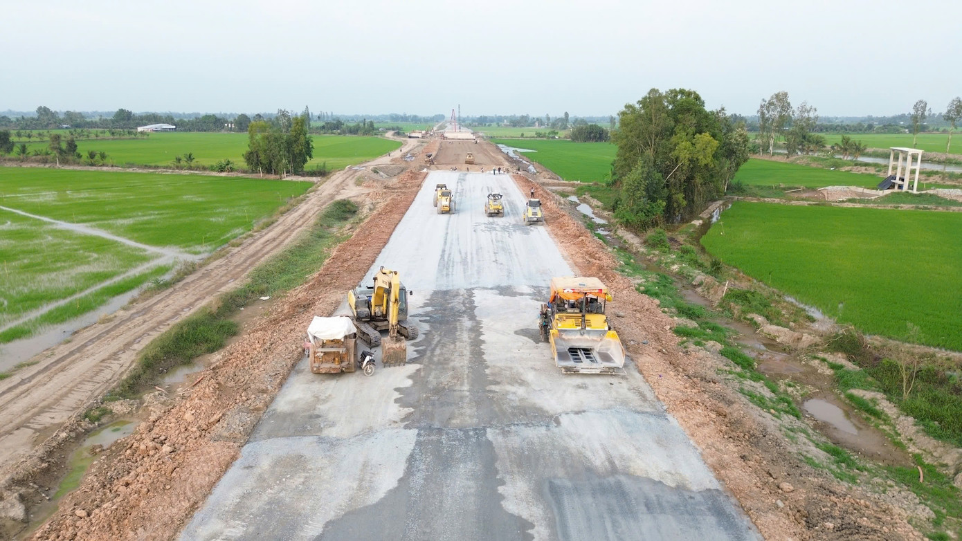 “Chúng tôi luôn động viên tinh thần, nhất là đối với anh em làm việc cường độ cao, khối lượng lớn, chấm công tăng ca, có thêm các bữa ăn, những ngày lễ có thể tăng thêm tiền lương, tăng tiền ăn cho anh em, đảm bảo sức khỏe luôn được duy trì, anh em quyết tâm, trên dưới một lòng để hoàn thành tốt nhất nhiệm vụ được giao” - Trung tá Vũ Hồng Quân chia sẻ. “Chúng tôi luôn động viên tinh thần, nhất là đối với anh em làm việc cường độ cao, khối lượng lớn, chấm công tăng ca, có thêm các bữa ăn, những ngày lễ có thể tăng thêm tiền lương, tăng tiền ăn cho anh em, đảm bảo sức khỏe luôn được duy trì, anh em quyết tâm, trên dưới một lòng để hoàn thành tốt nhất nhiệm vụ được giao” - Trung tá Vũ Hồng Quân chia sẻ.